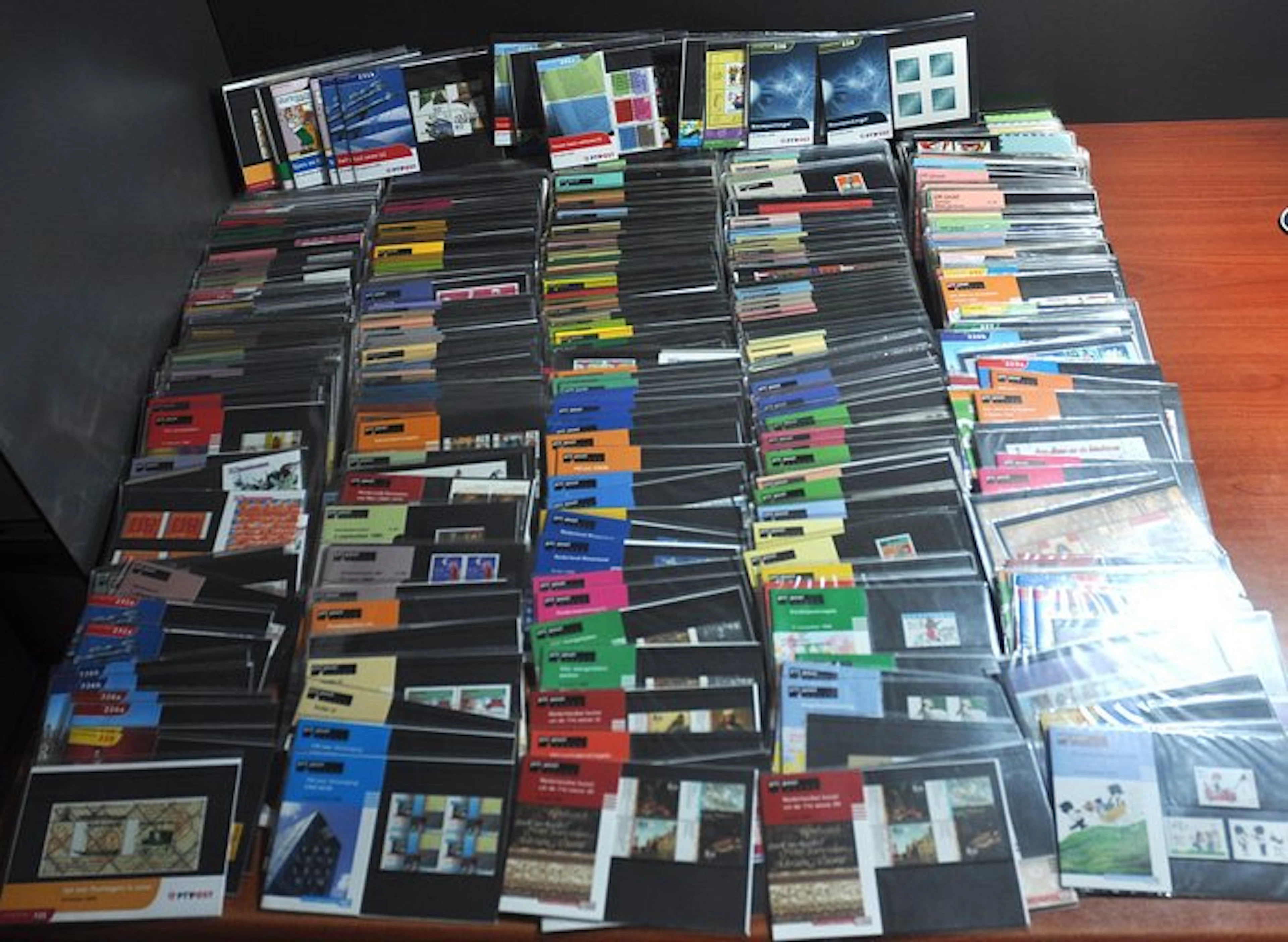 Netherlands - A sizable lot with hundreds of mint stamp...