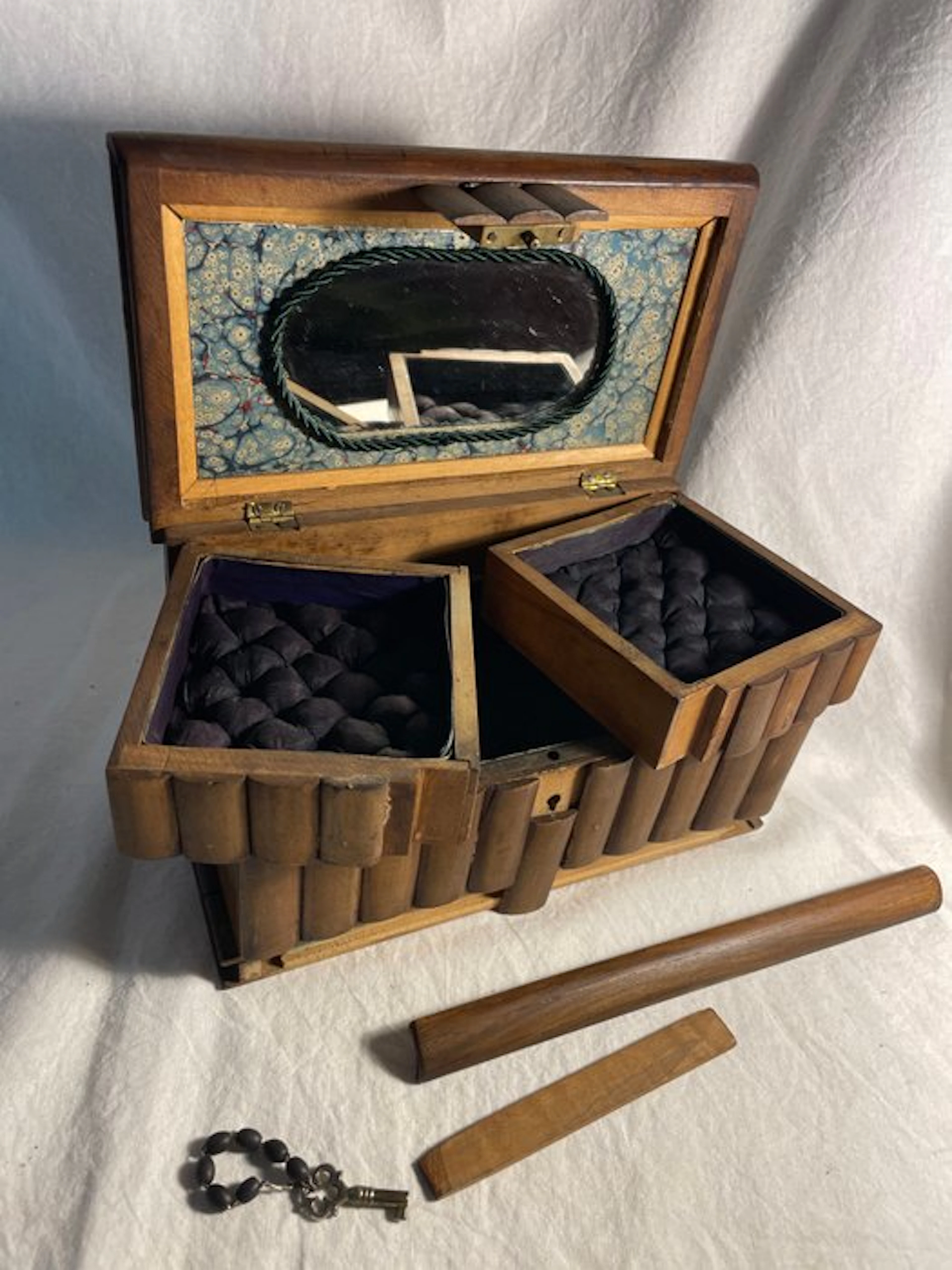 Box - Elusive jewelry box with a secret opening. - Wood, Silk - 19th