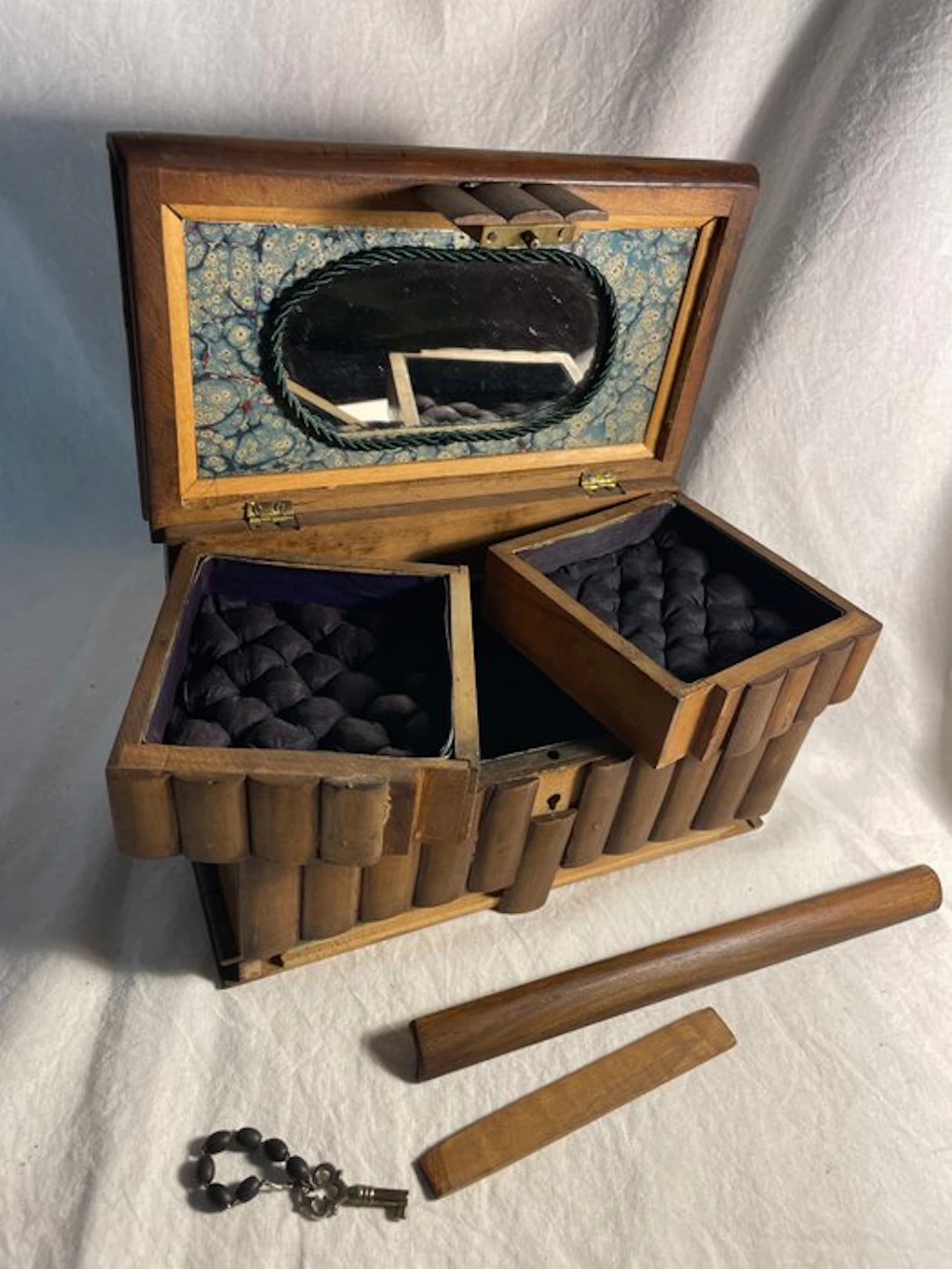 Box - Elusive jewelry box with a secret opening. - Wood, Silk - 19th