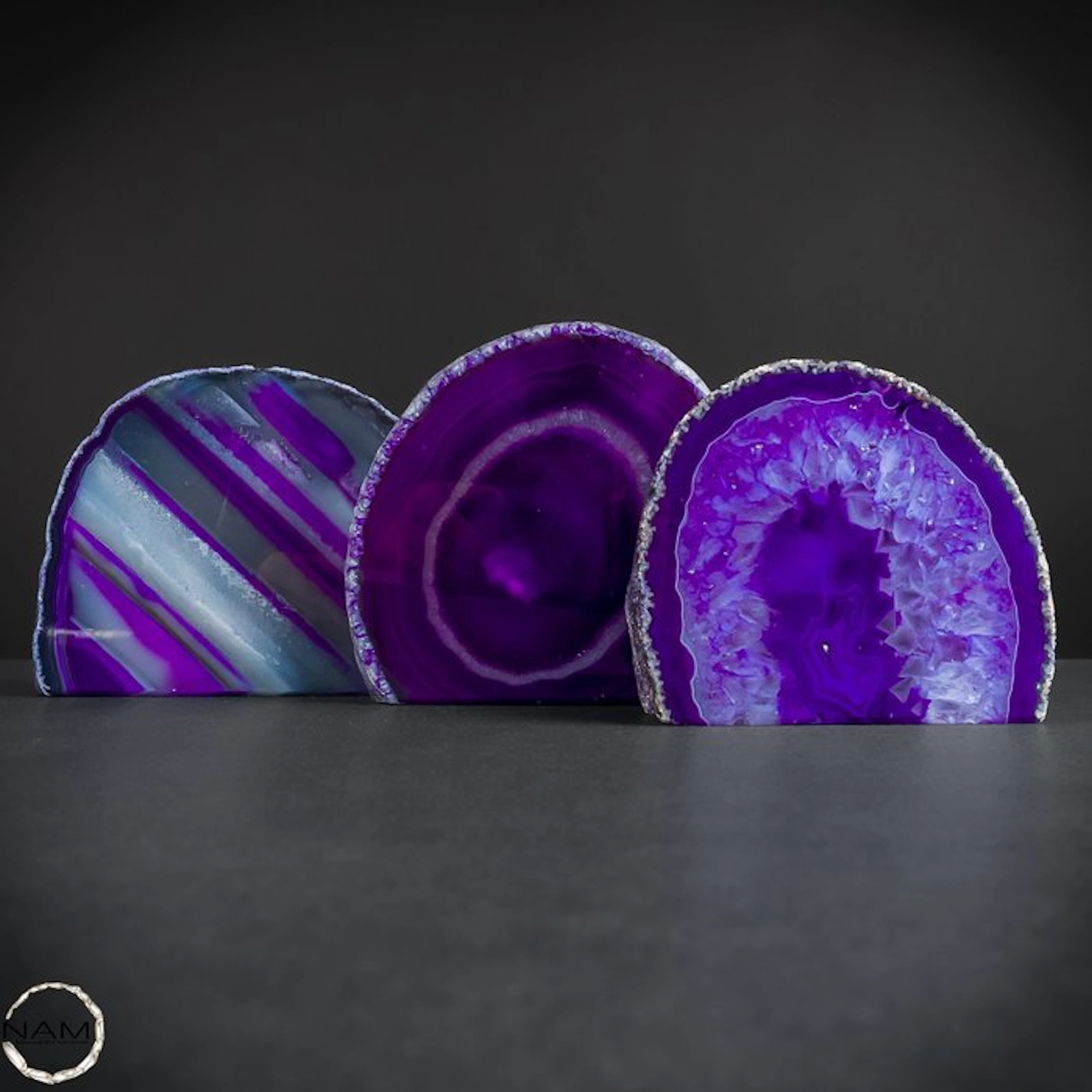 Agate slices – 3 hand-cut decorative pieces in an intense...