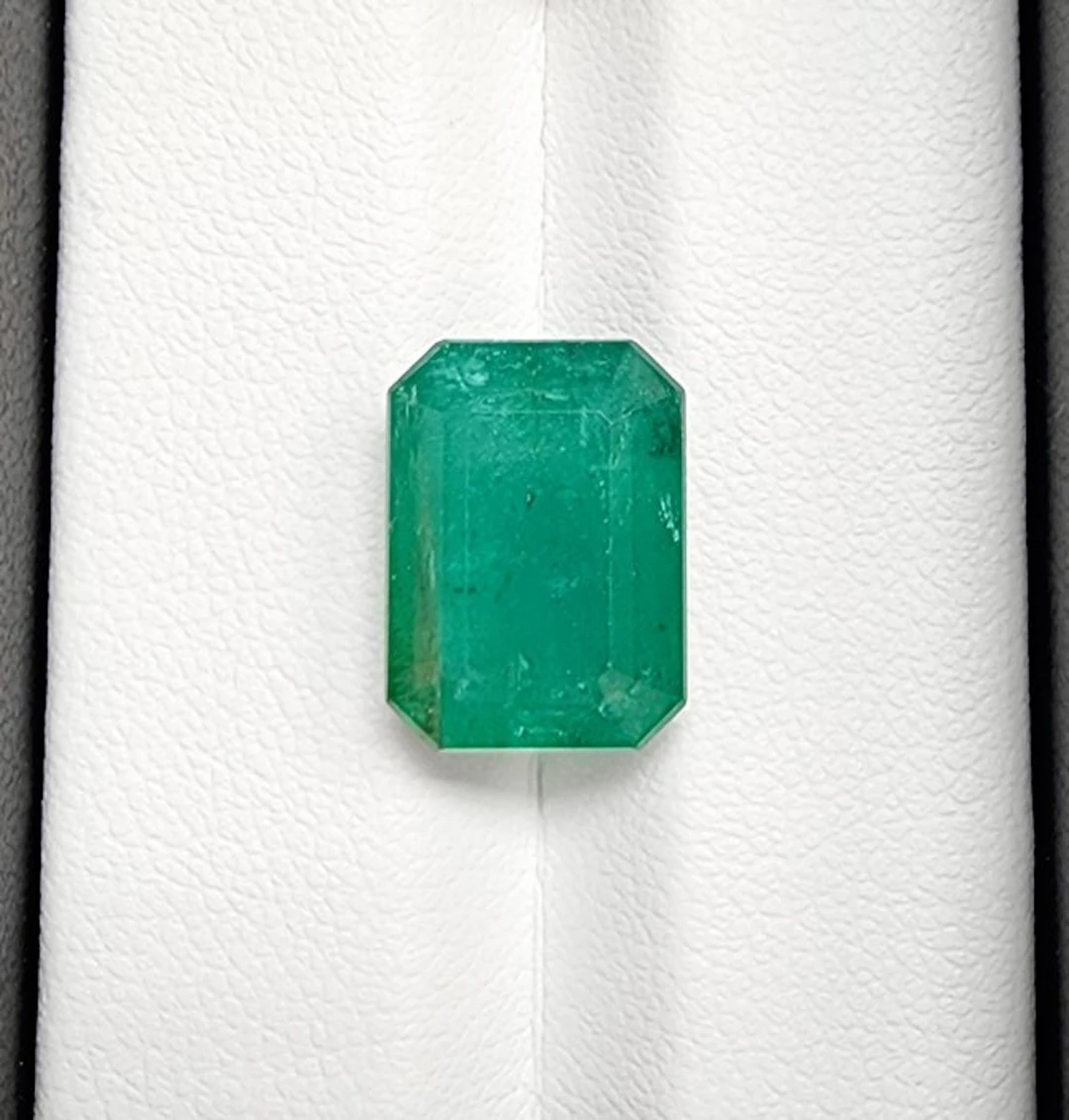 No reserve price - 1 pcs Green Emerald - 8.19 ct - Guild Gem Laboratory