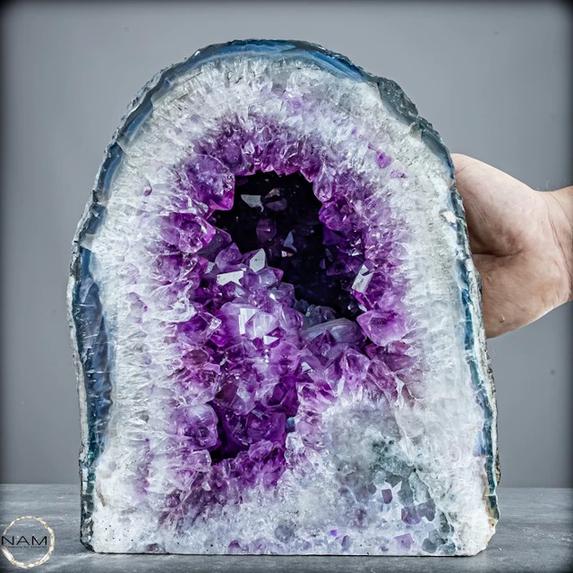 Natural amethyst druzy – an impressive natural work of art full of depth