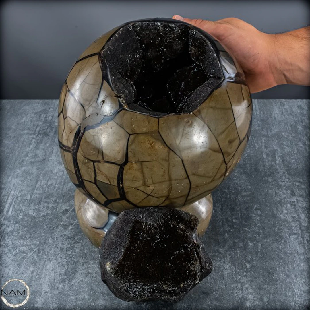 Septarian sphere with lid and presentation stand – a...