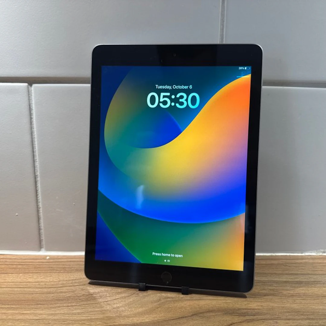 Apple iPad (5th Generation) 128GB Wifi - Mobile phone