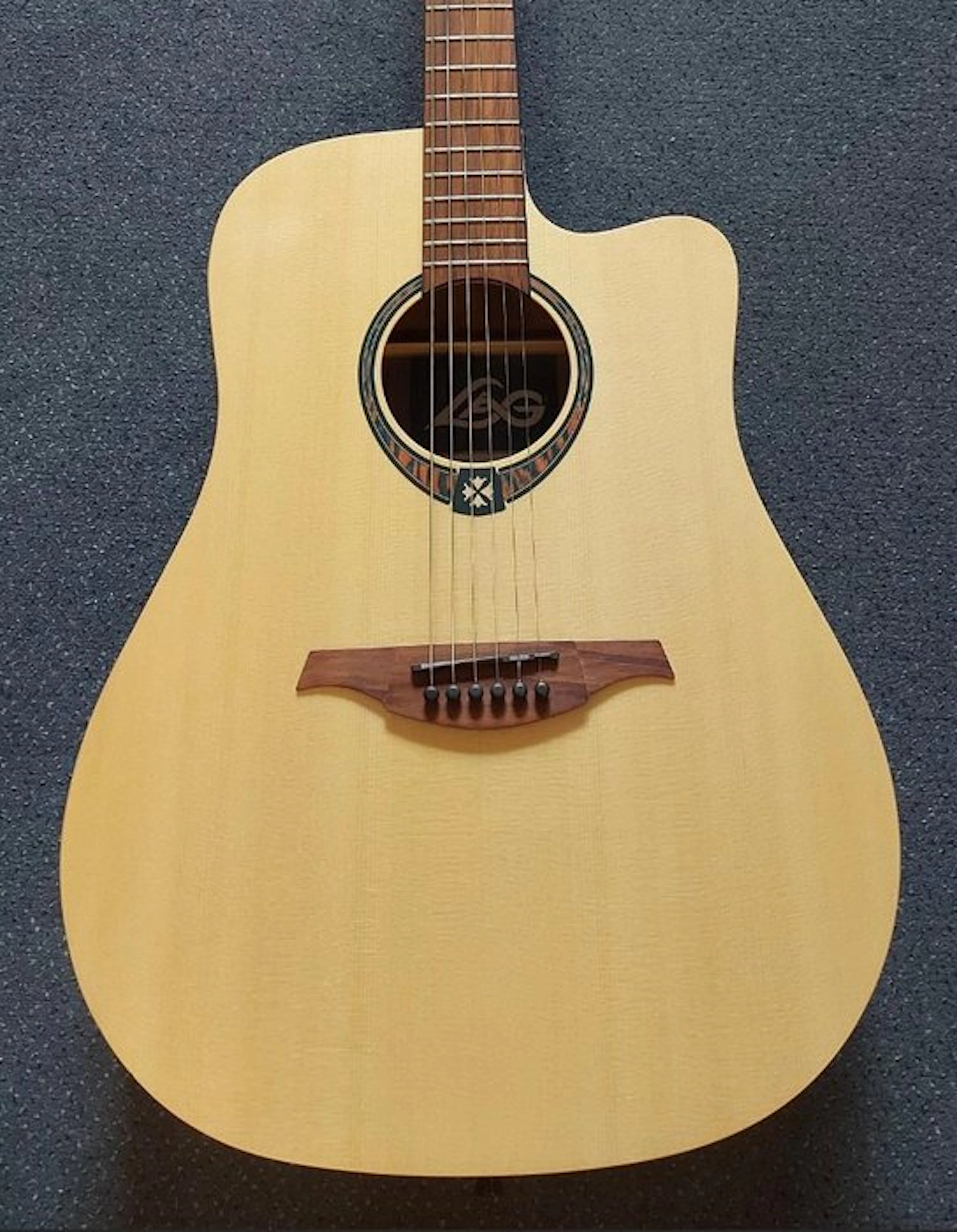 Lag - Tramontane T270 with Gigbag - - Electro-acoustic guitar