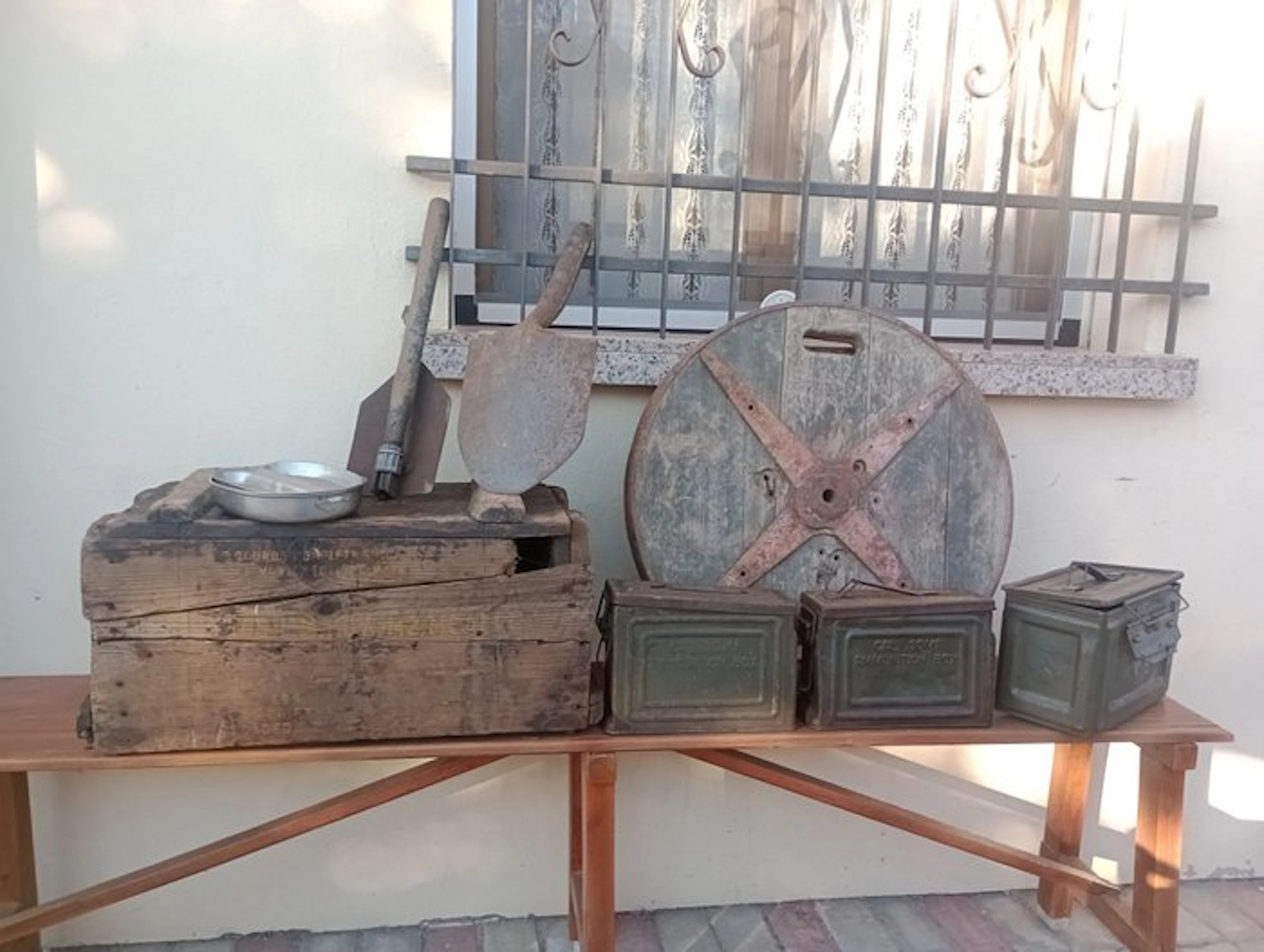 United States - Original WWII military equipment lot from...