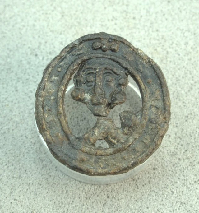 Medieval pewter Pilgrim's Badge with head - 16 mm (No reserve price)