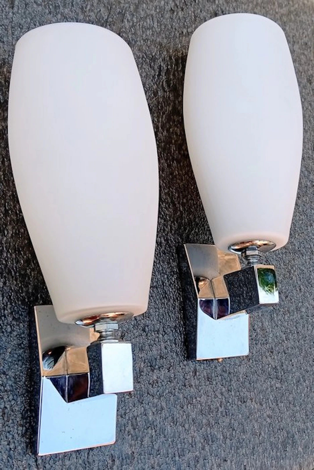 Wall sconce (2) - opaline glass and chrome-plated metal...