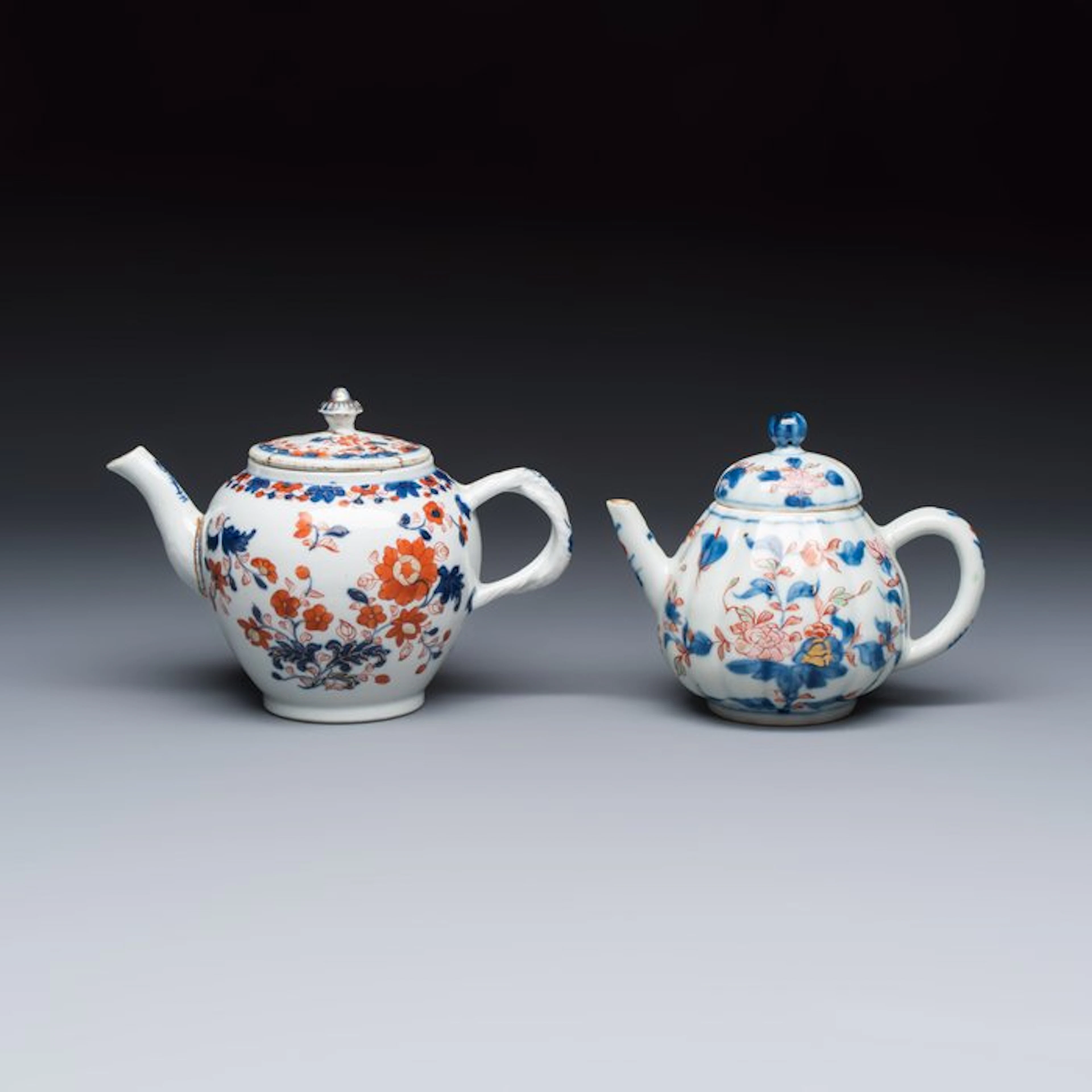 NO RESERVE - A PAIR OF ANTIQUE CHINESE GILT IMARI TEAPOTS W/ THEIR LIDS