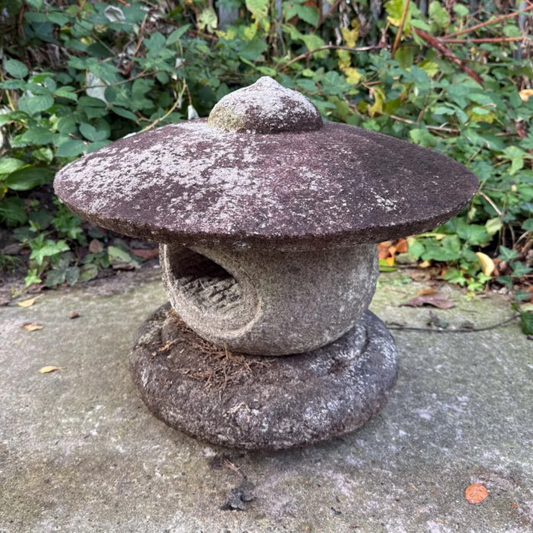 Legless lantern 置燈籠 (oki-dôrô) - Granite - Japan - 19th...