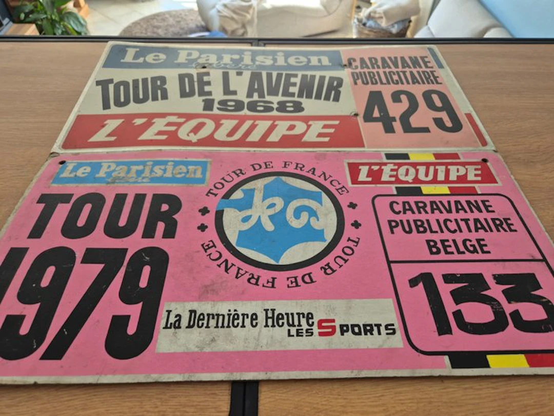 Car part (2) - Le Parisien - Plaques Tour de France 1979...