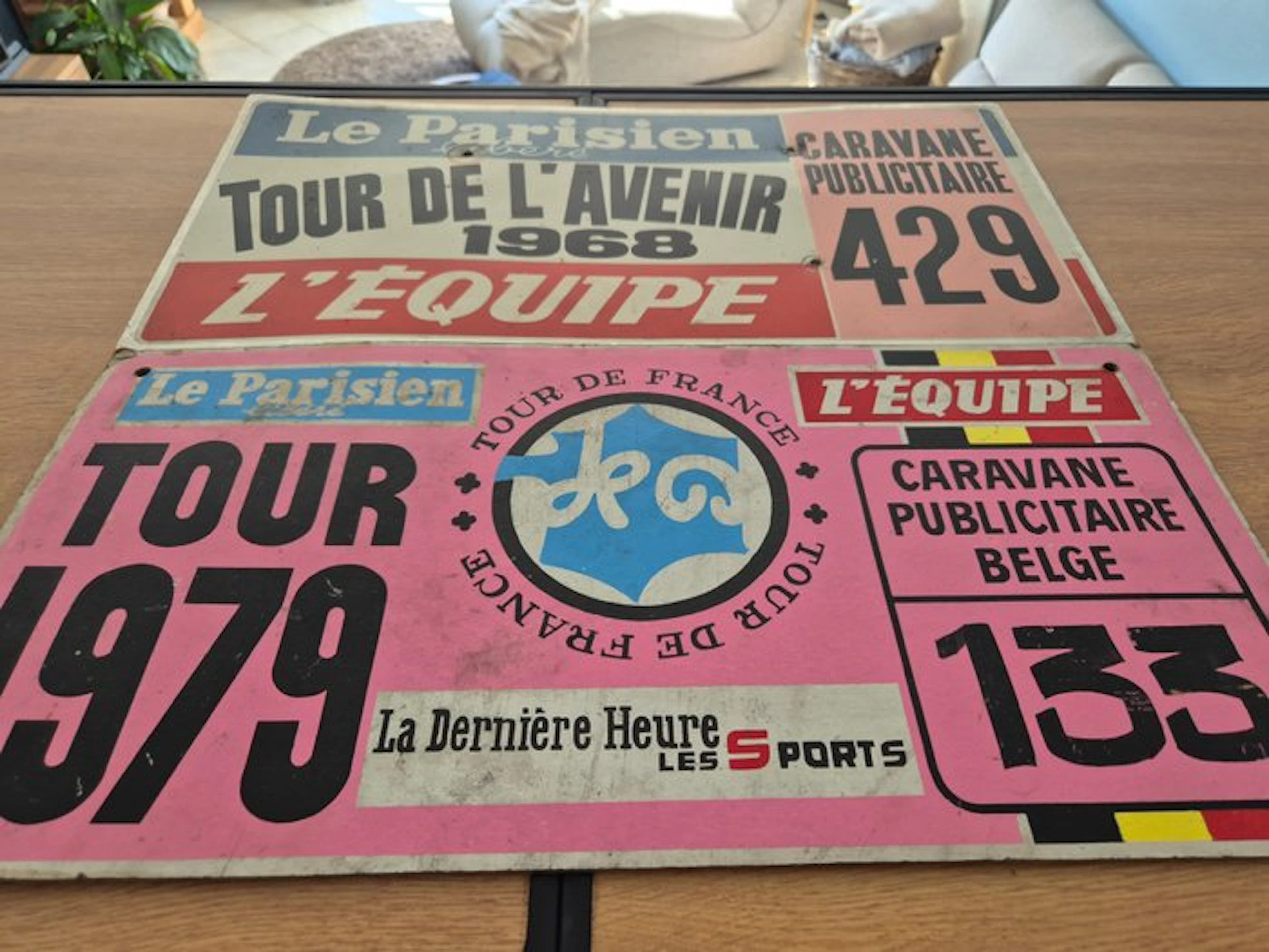 Car part (2) - Le Parisien - Plaques Tour de France 1979...