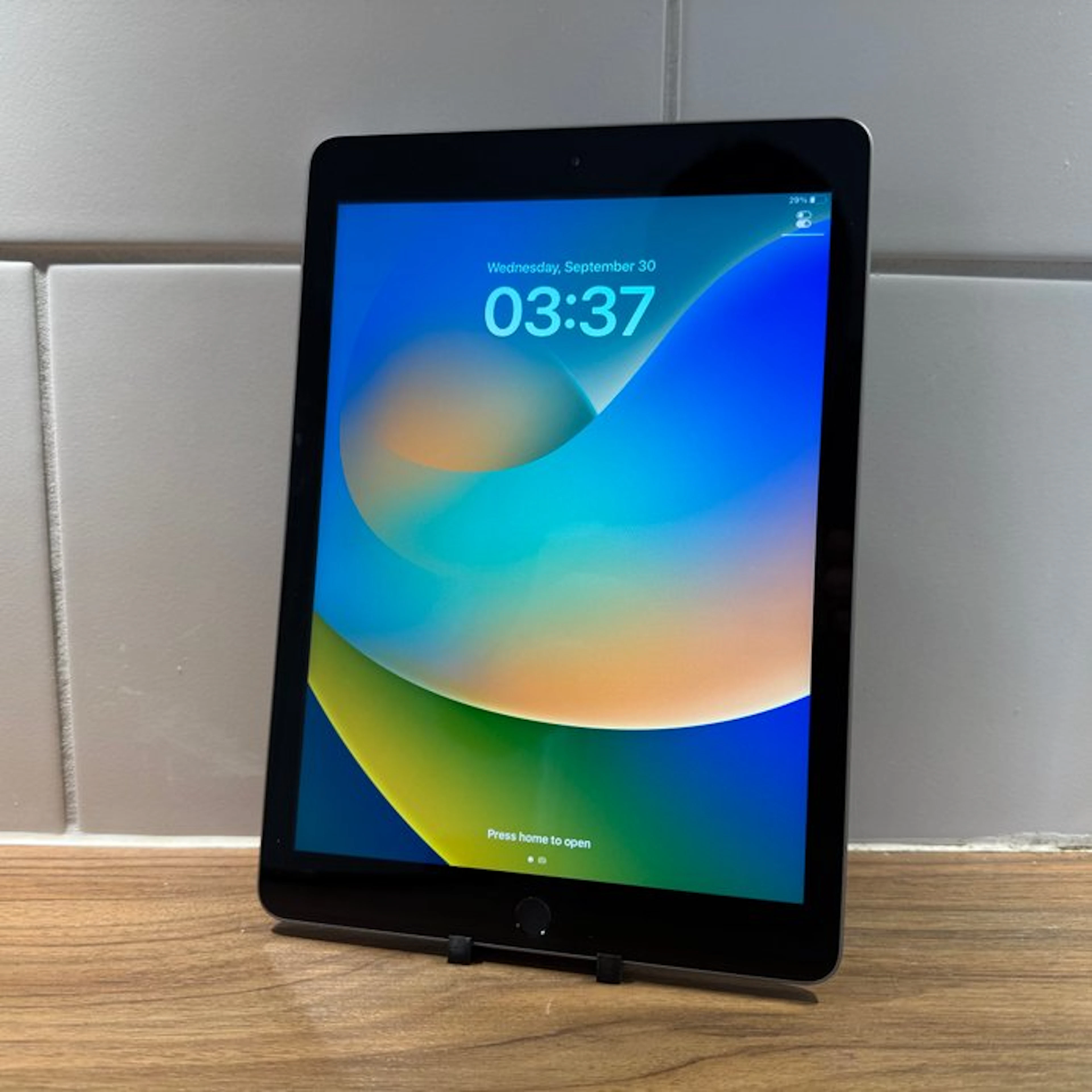 Apple iPad (5th Generation) 128GB Wifi - Mobile phone