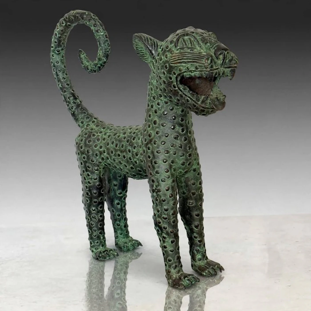 Sculpture, Léopard en bronze à patine verte - 43 cm - Patinated bronze