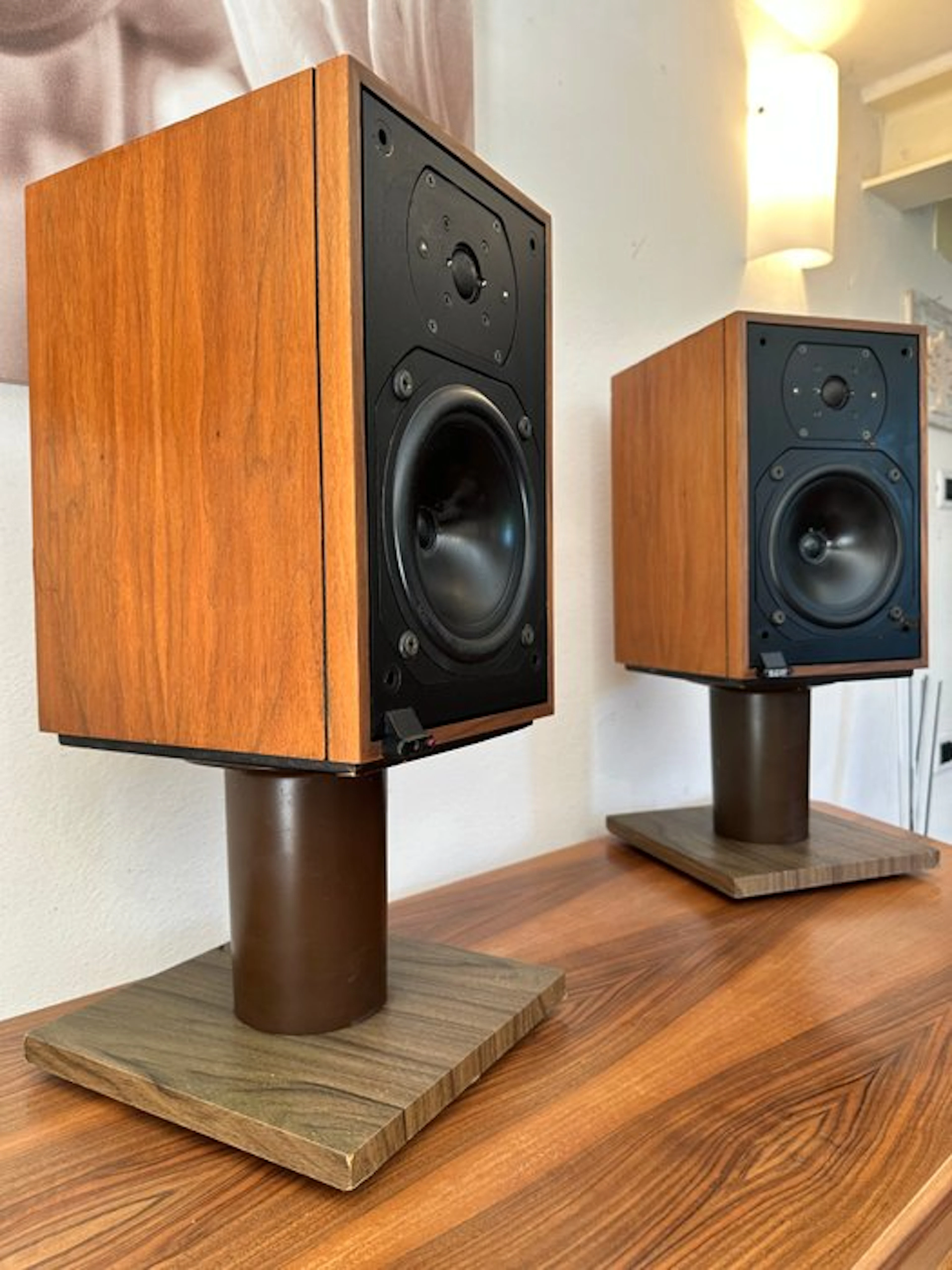 Bower & Wilkins - DM12 / 2-Way Compact Bookshelf + Custom Stands Speaker set
