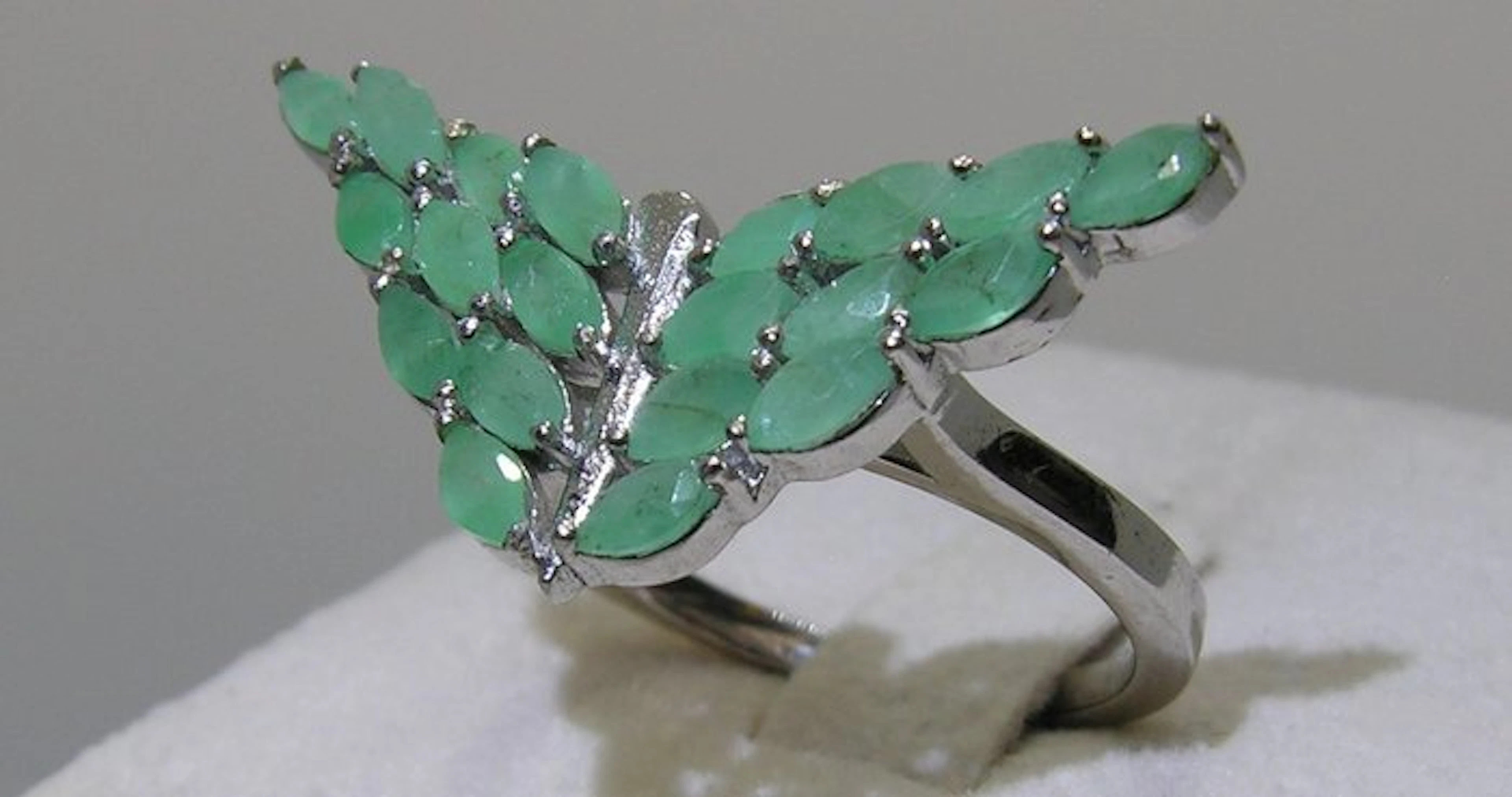 Emerald ring - Height: 24.2 mm - Width: 27.7 mm- 4.2 g - (1)