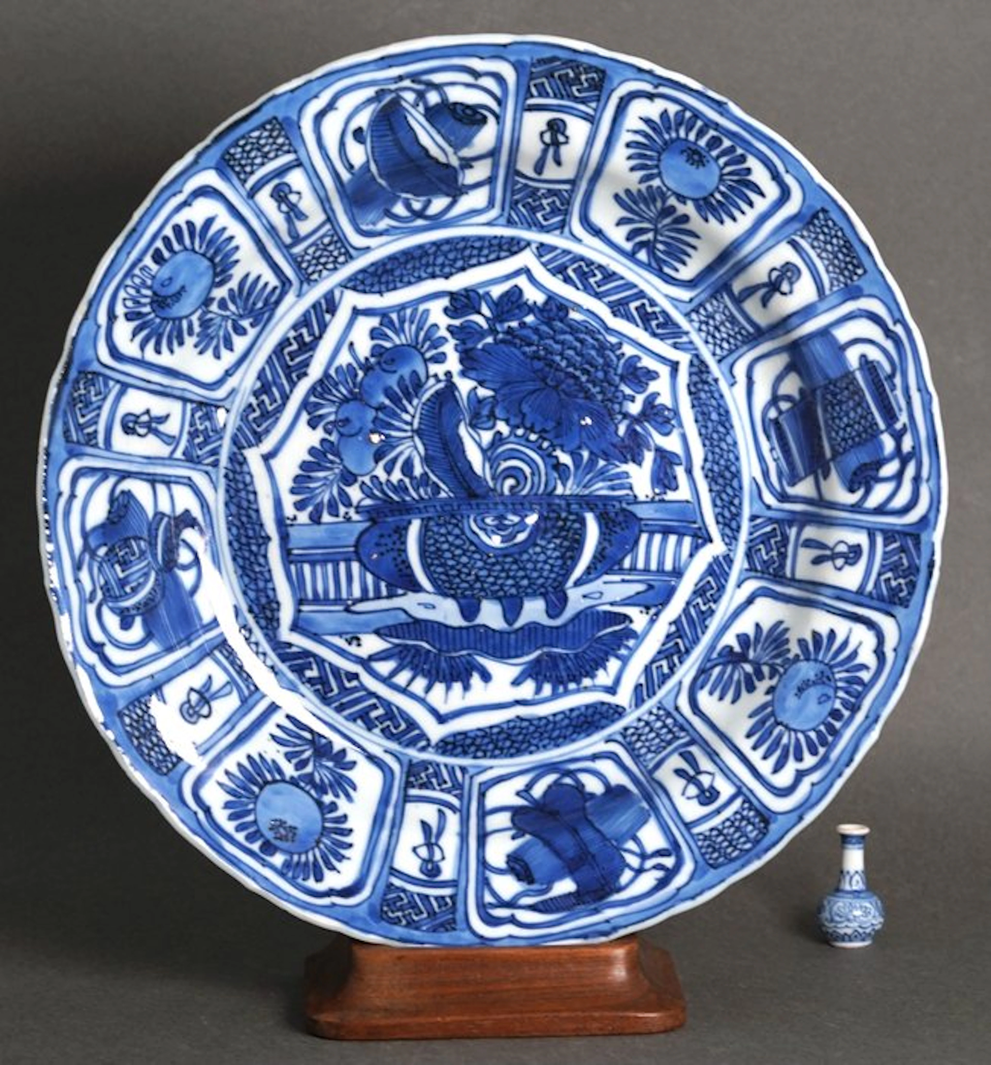 Wanli (1573-1619) - Dish - Large Jardinière filled with...