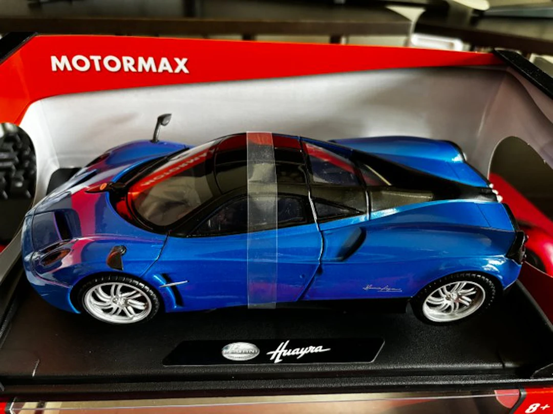 Motormax 1:18 - Model car - Pagani Huayra - Metallic blue