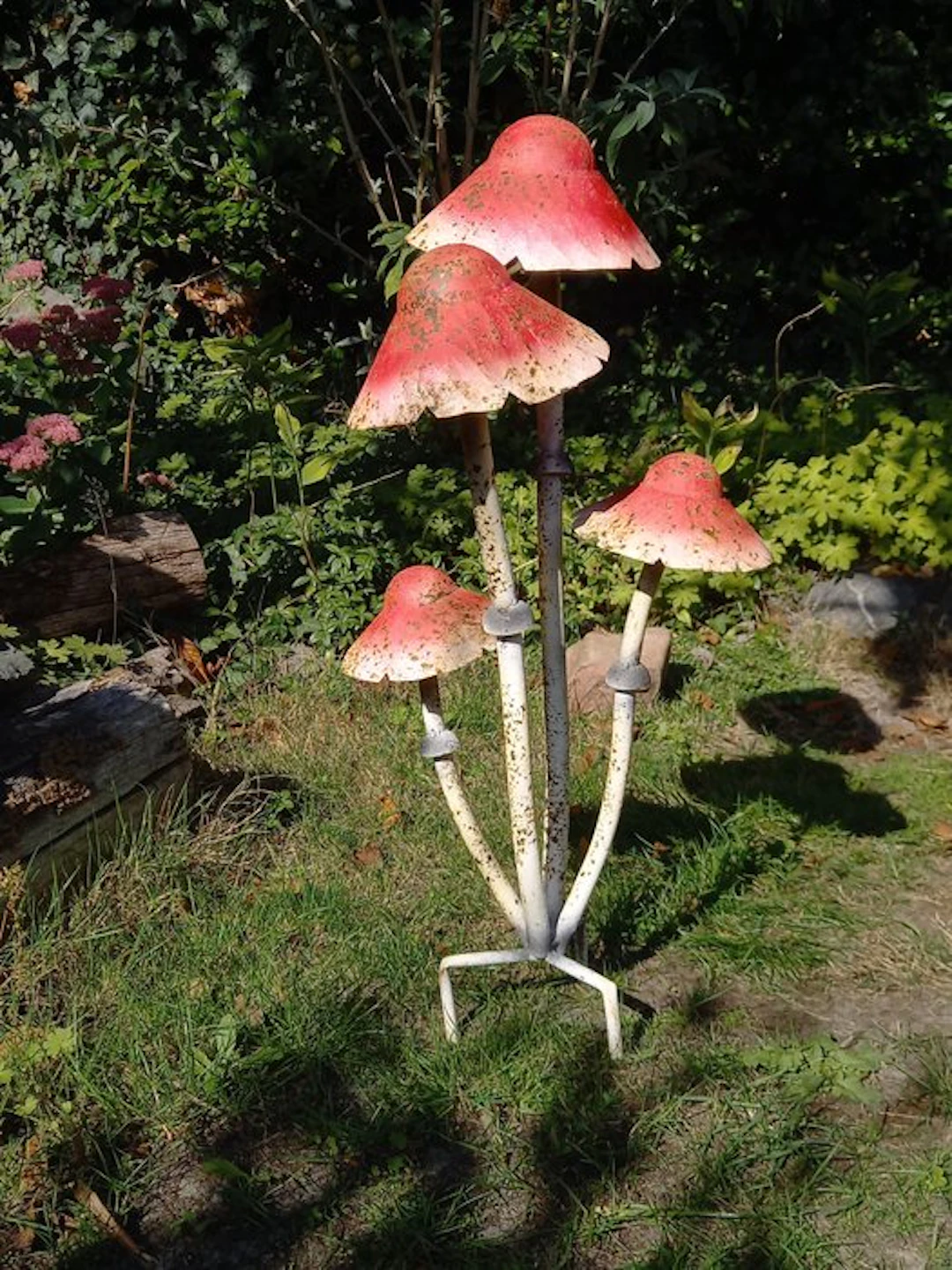 Sculpture, "Decorative Garden Picker, Mushrooms" - 67 cm - Iron