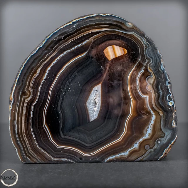 Striking agate slice with fascinating color layers Brazil- 516.07 g