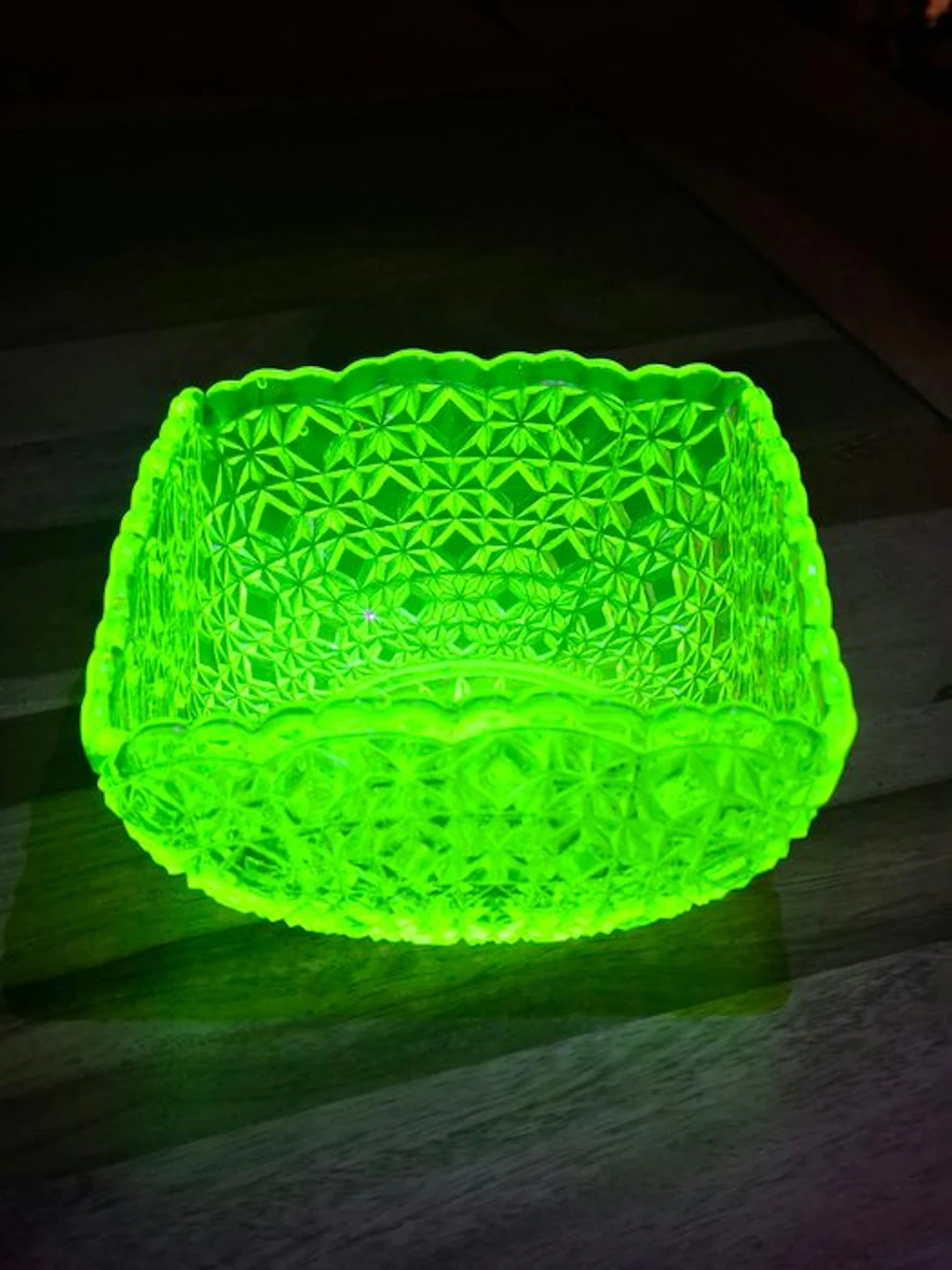 Scailmont - Dish - Uranium glass
