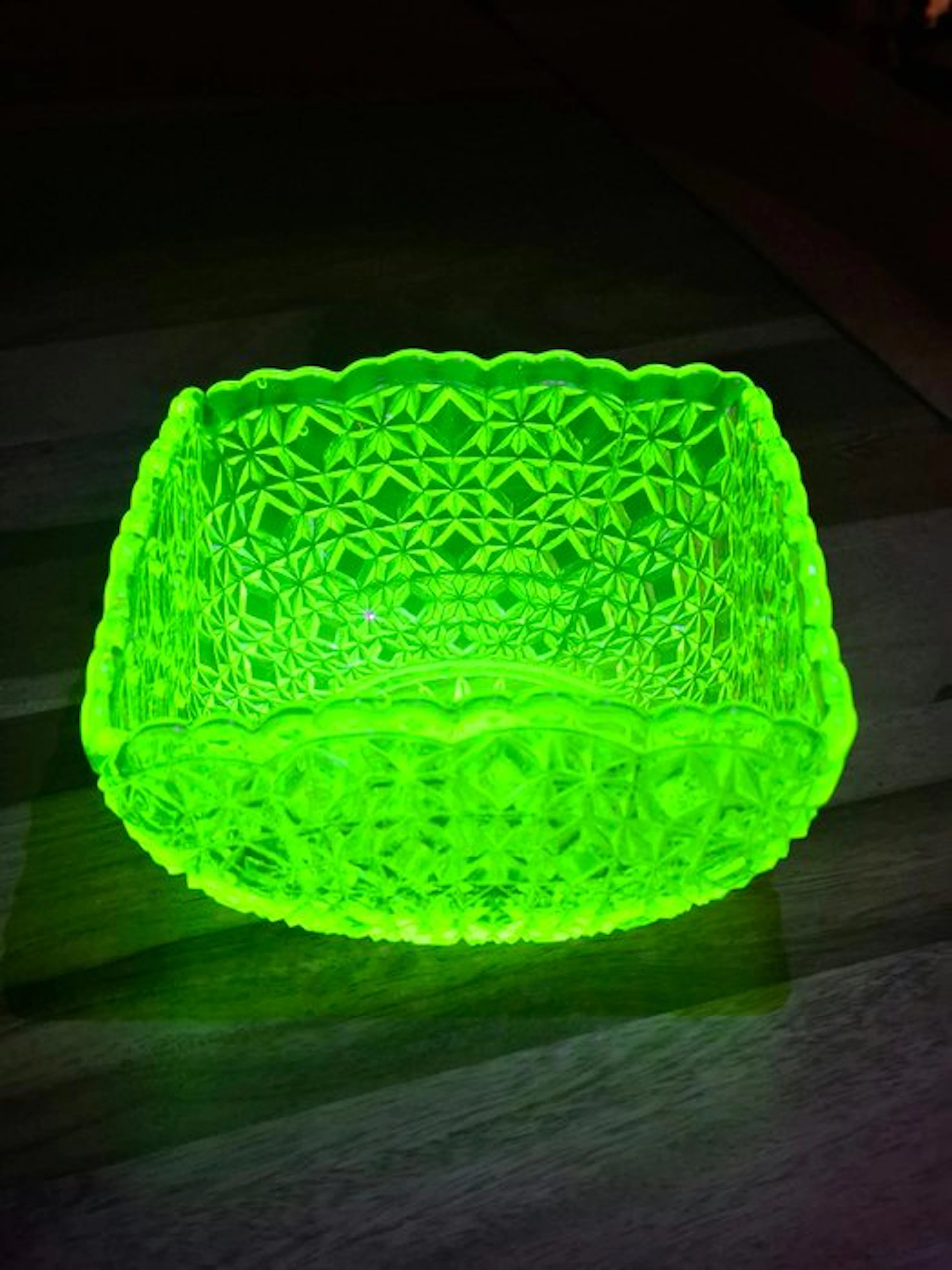Scailmont - Dish - Uranium glass