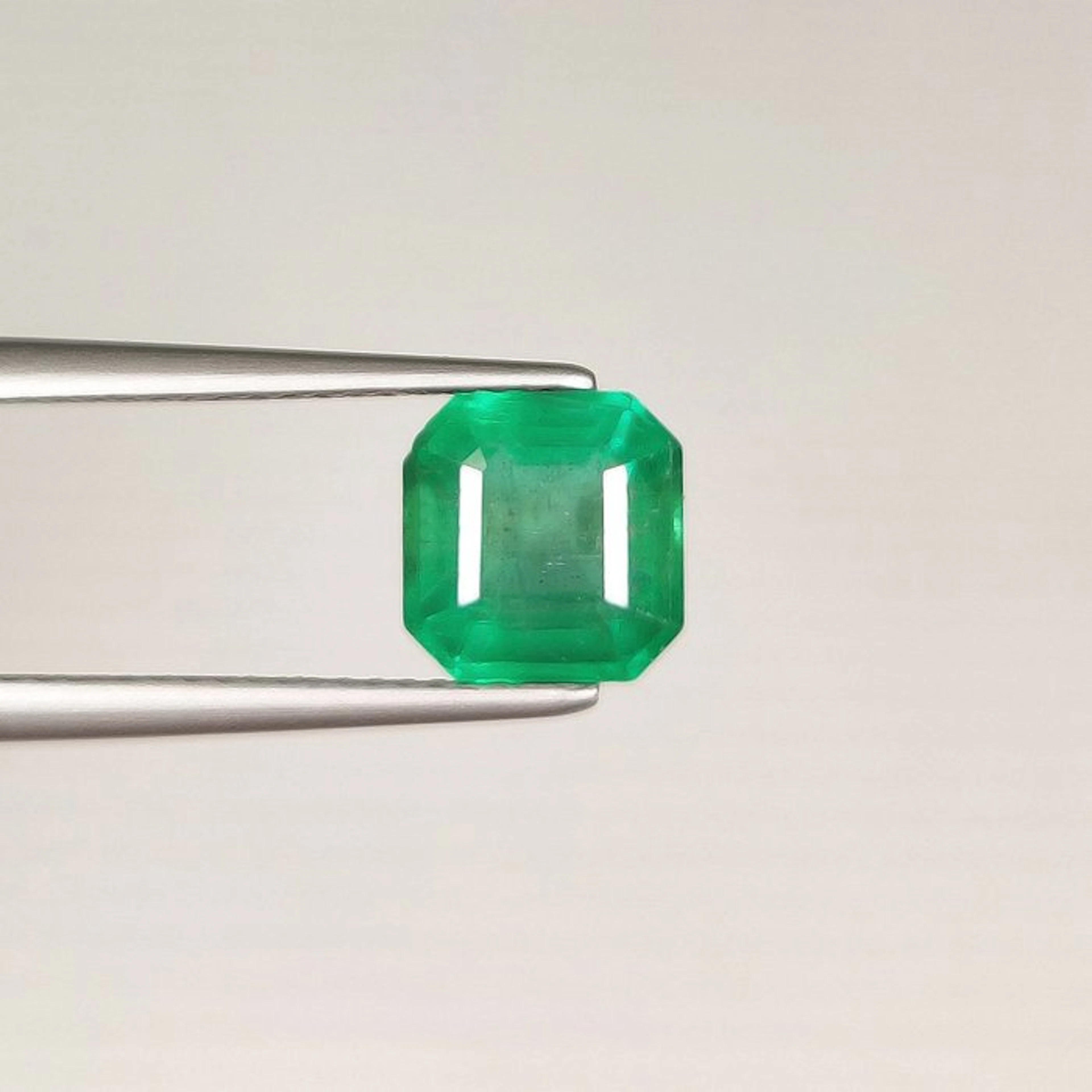 1 pcs Green Emerald - 2.82 ct - International Gemological...