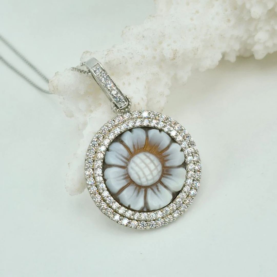 Silver - Necklace with pendant - Hand-engraved cameo