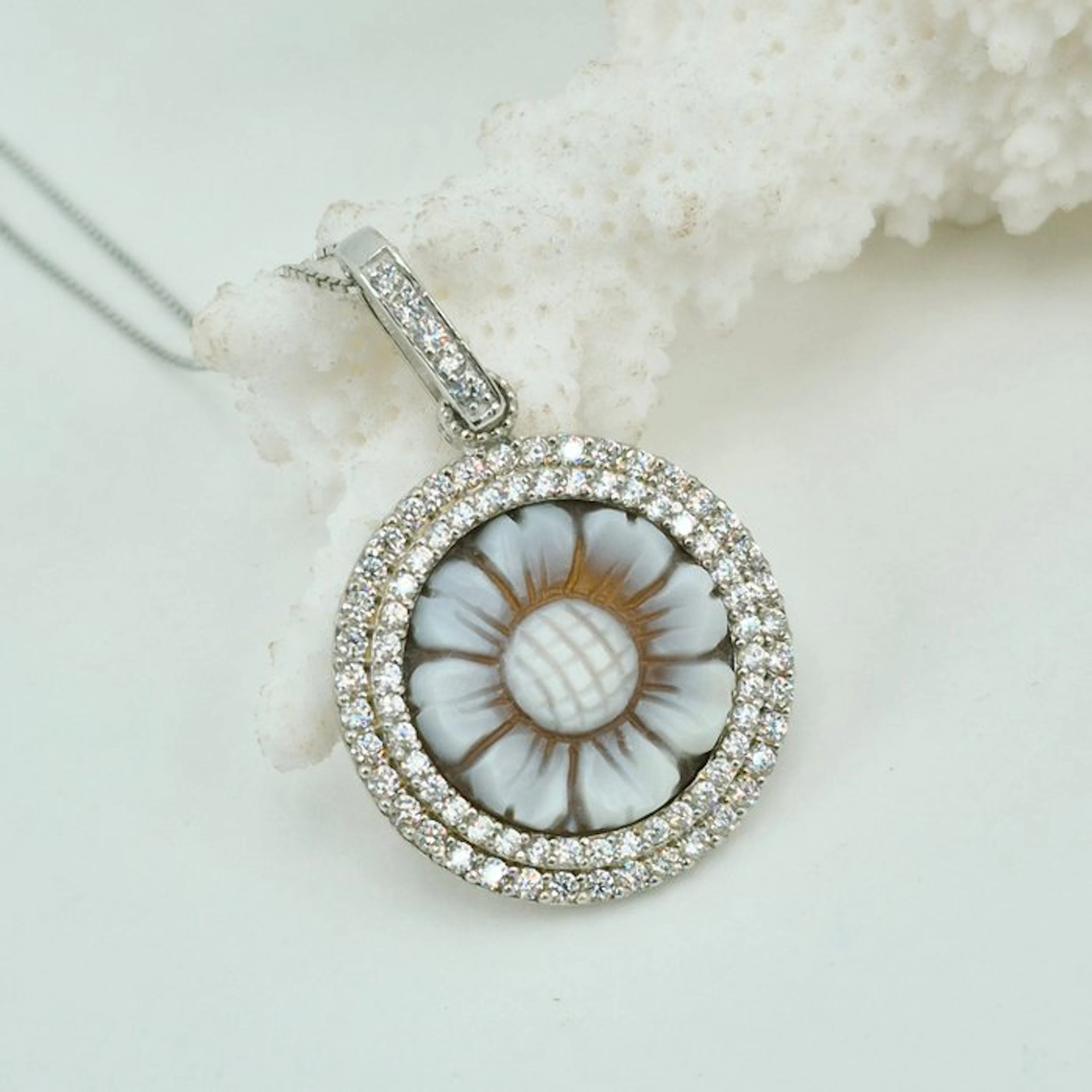 Silver - Necklace with pendant - Hand-engraved cameo