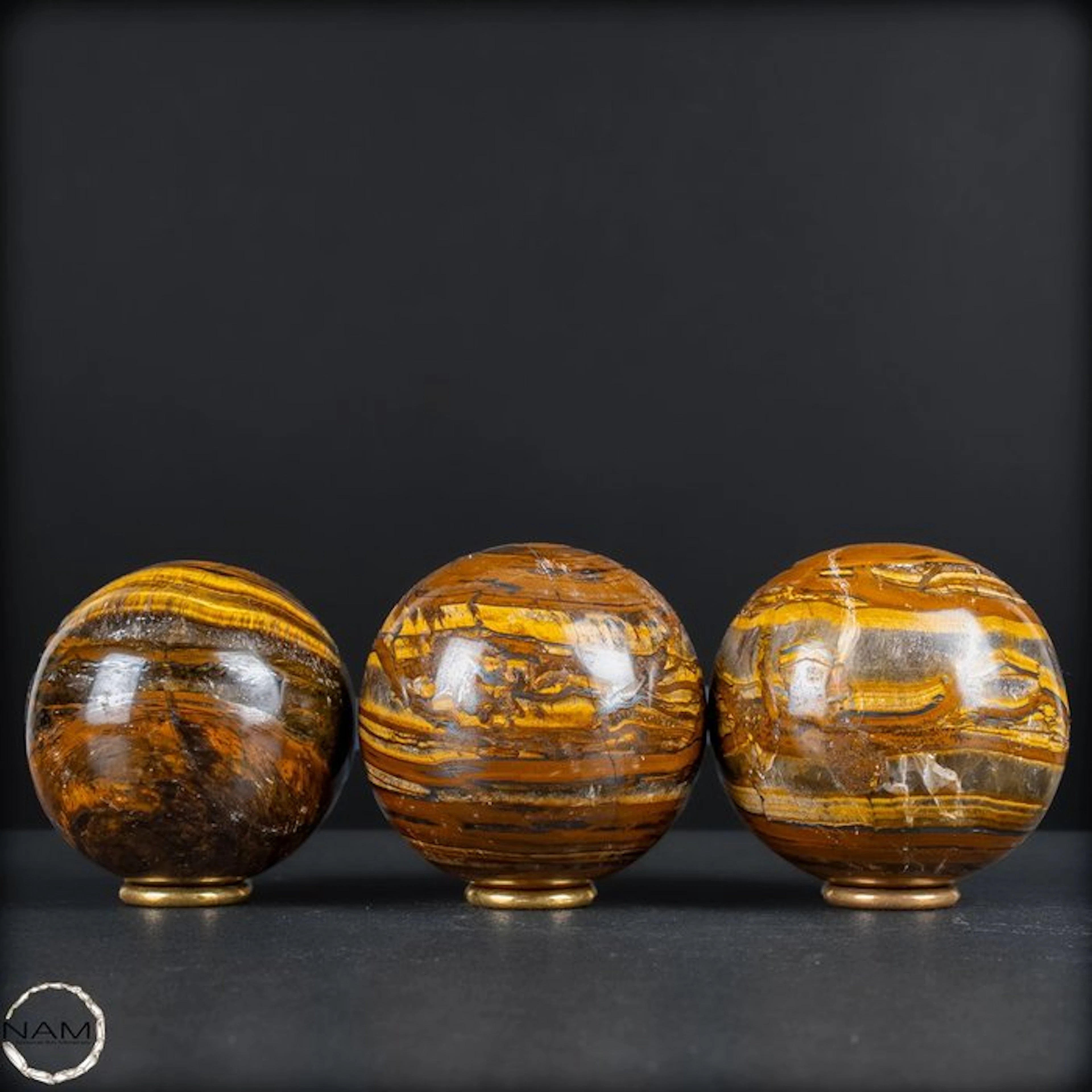 Exclusive tiger's-eye sphere set – Three shimmering...