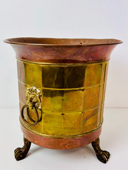 Flower pot - Copper jardinière with a lion's head and claws. - Copper