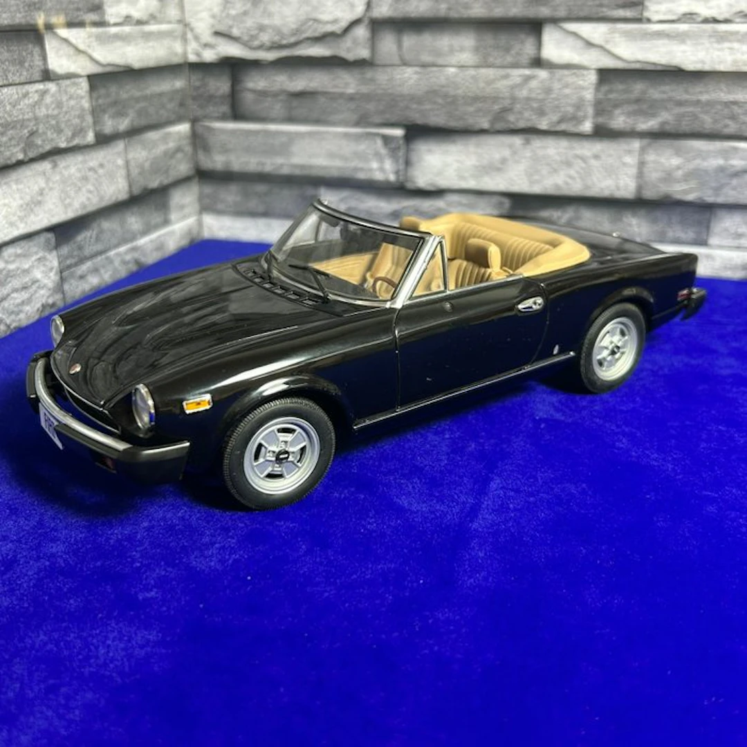 Autoart 1:18 - Model car - Fiat 124 Spider, Nero Interni Cuoio