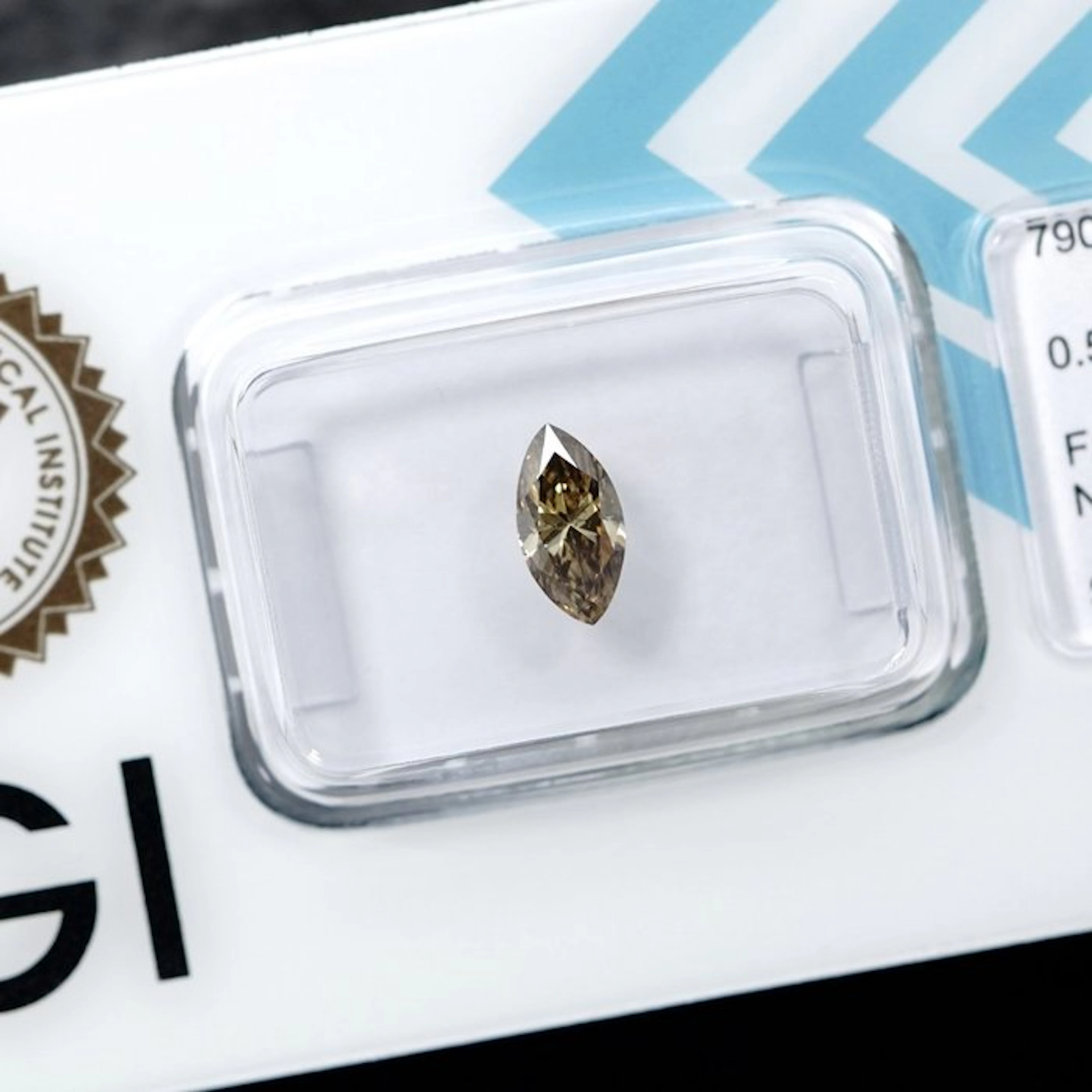 No reserve price - 1 pcs Diamond (Natural coloured)...