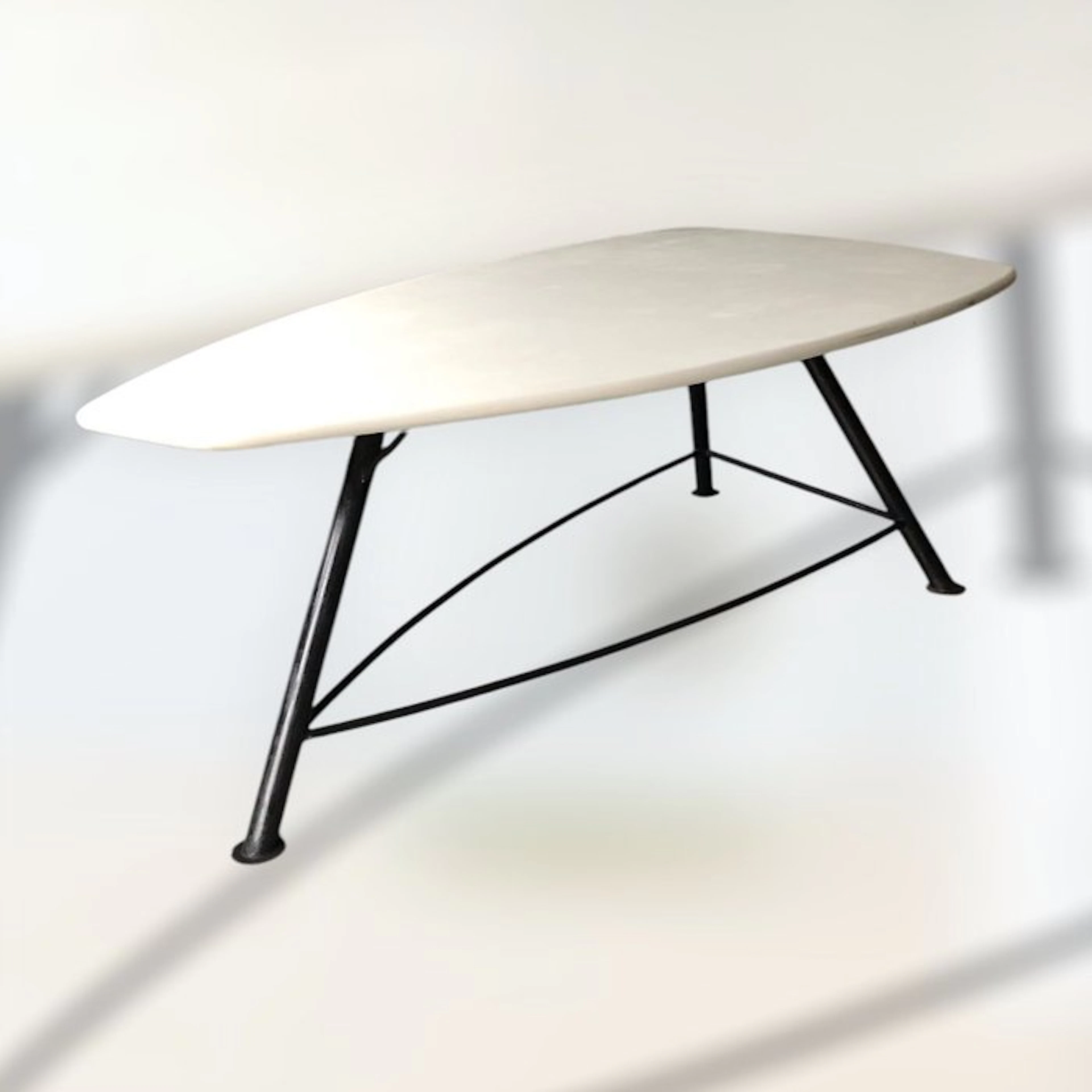 Dining table - Resin, Metal