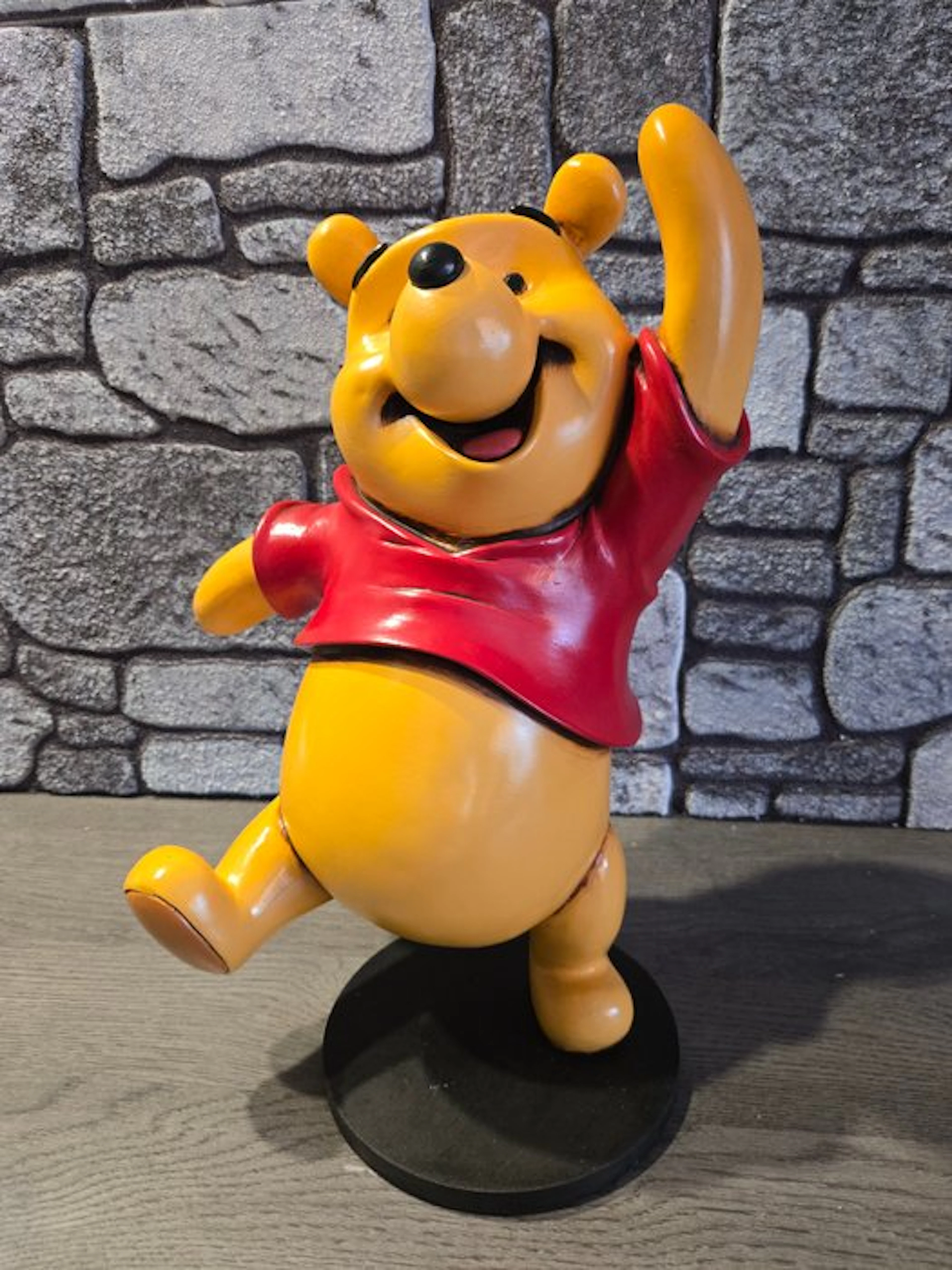 Winnie the Pooh Dancing in original box and new - 1 Figure