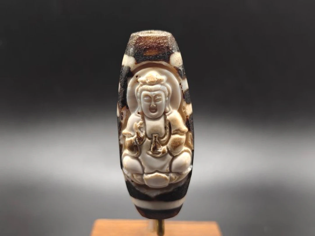 Old Guanyin on Tibetan One Eye Dzi - Height: 53.15 mm - Width: 21.19