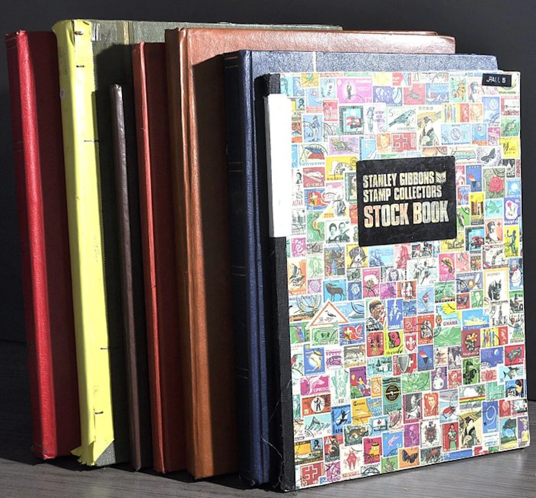 World - Sorting lot with stamps from diverse countries in stockbooks.