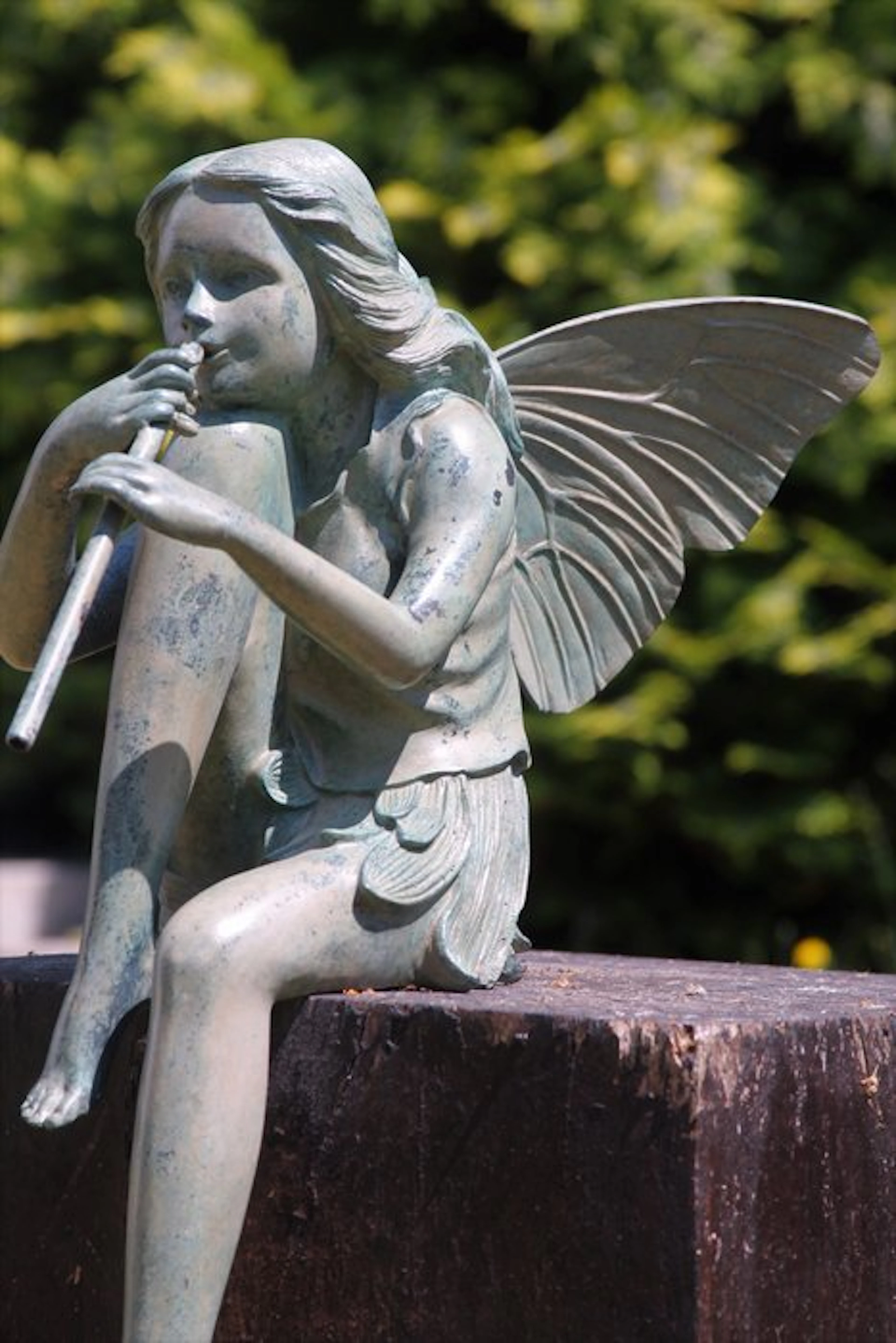 Figure - bronzen fee met fluit voor huis of tuin - bronze