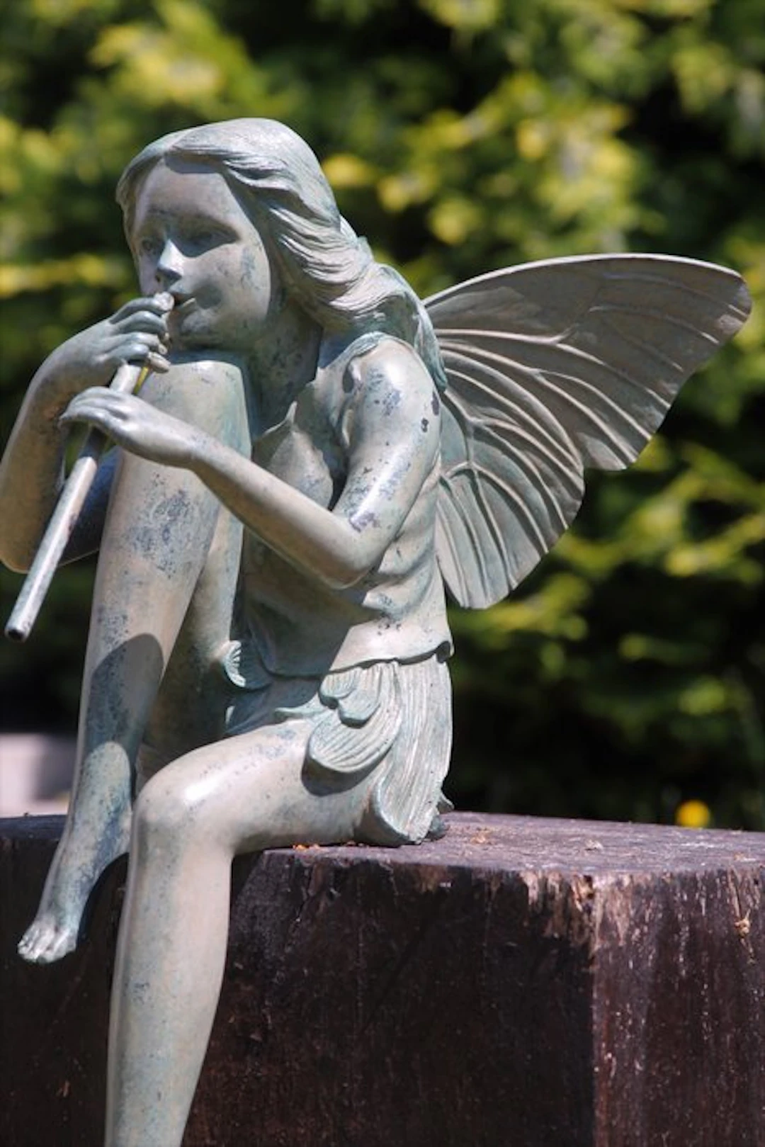 Figure - bronzen fee met fluit voor huis of tuin - bronze