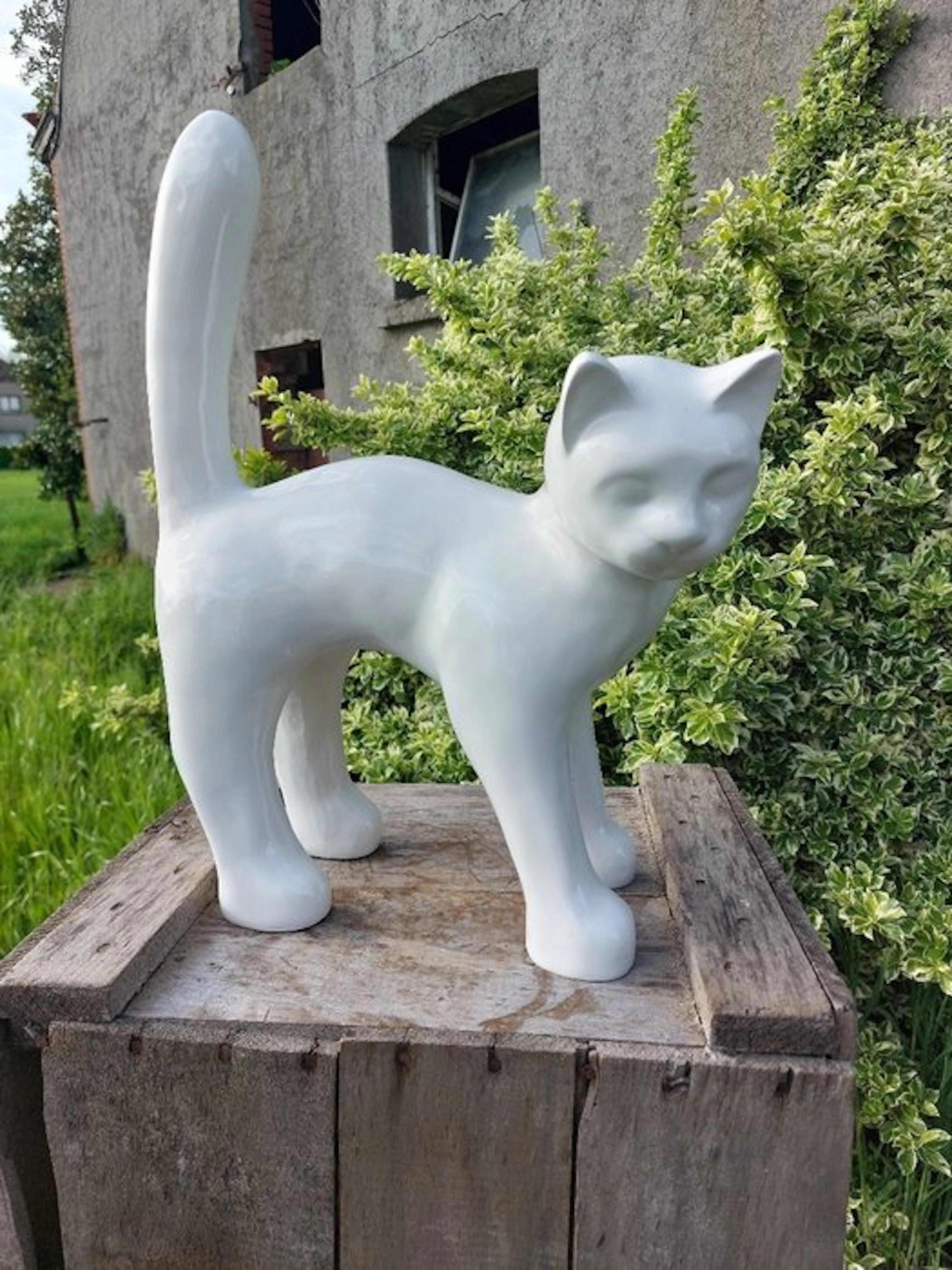 Statue, Garden statue - Cat - Color white - 46 cm - polyresin