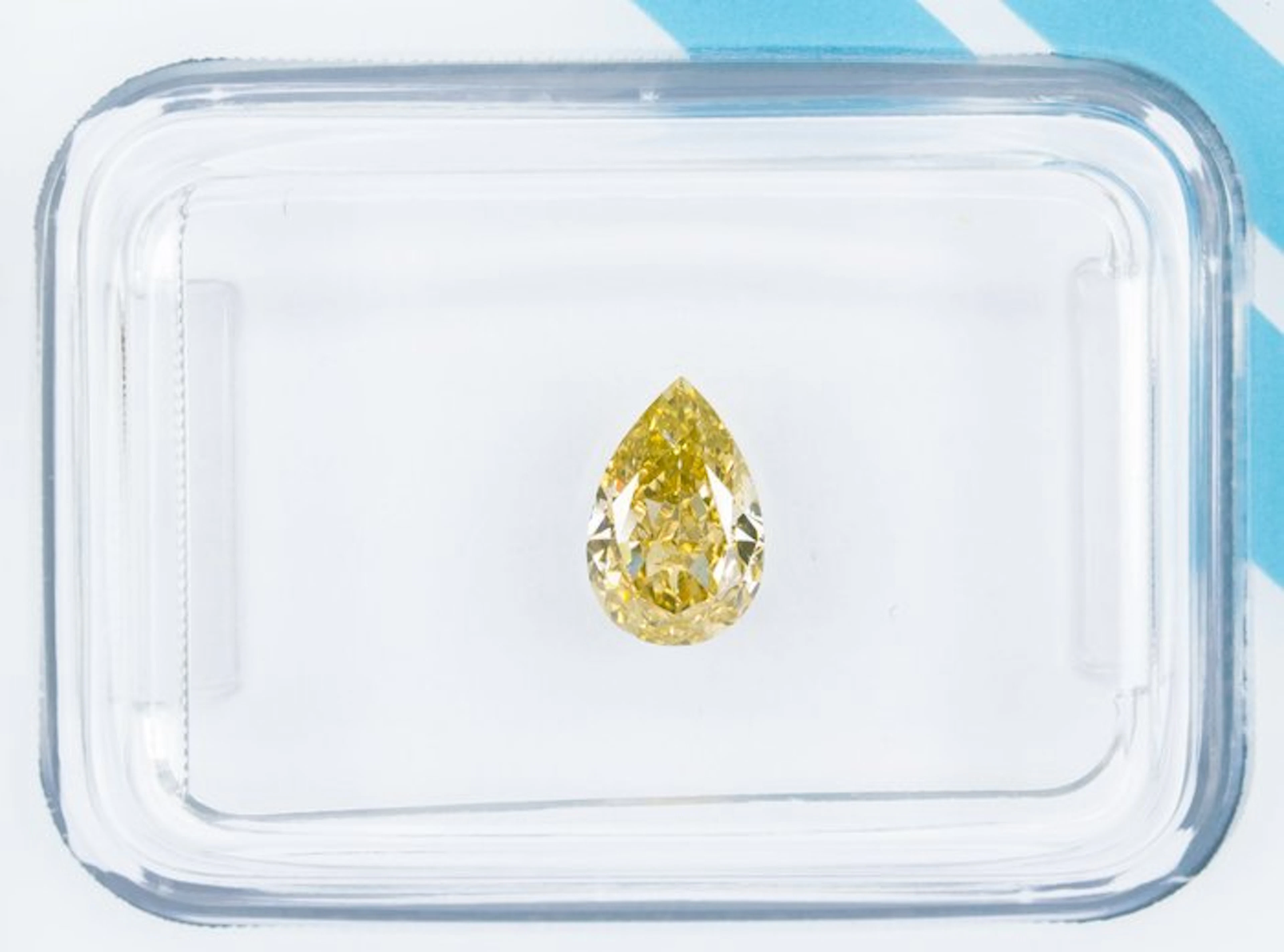 No reserve price - 1 pcs Diamond (Natural coloured)...