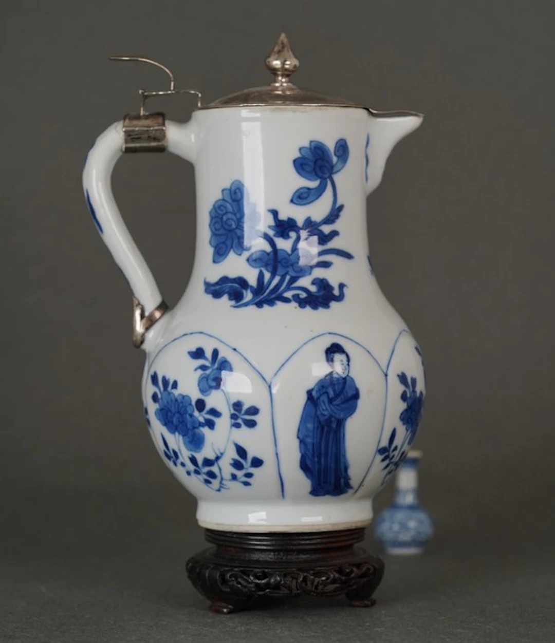 Kangxi (1662-1722) - Ewer - Large - Two Standing Formal Ladies - Insects