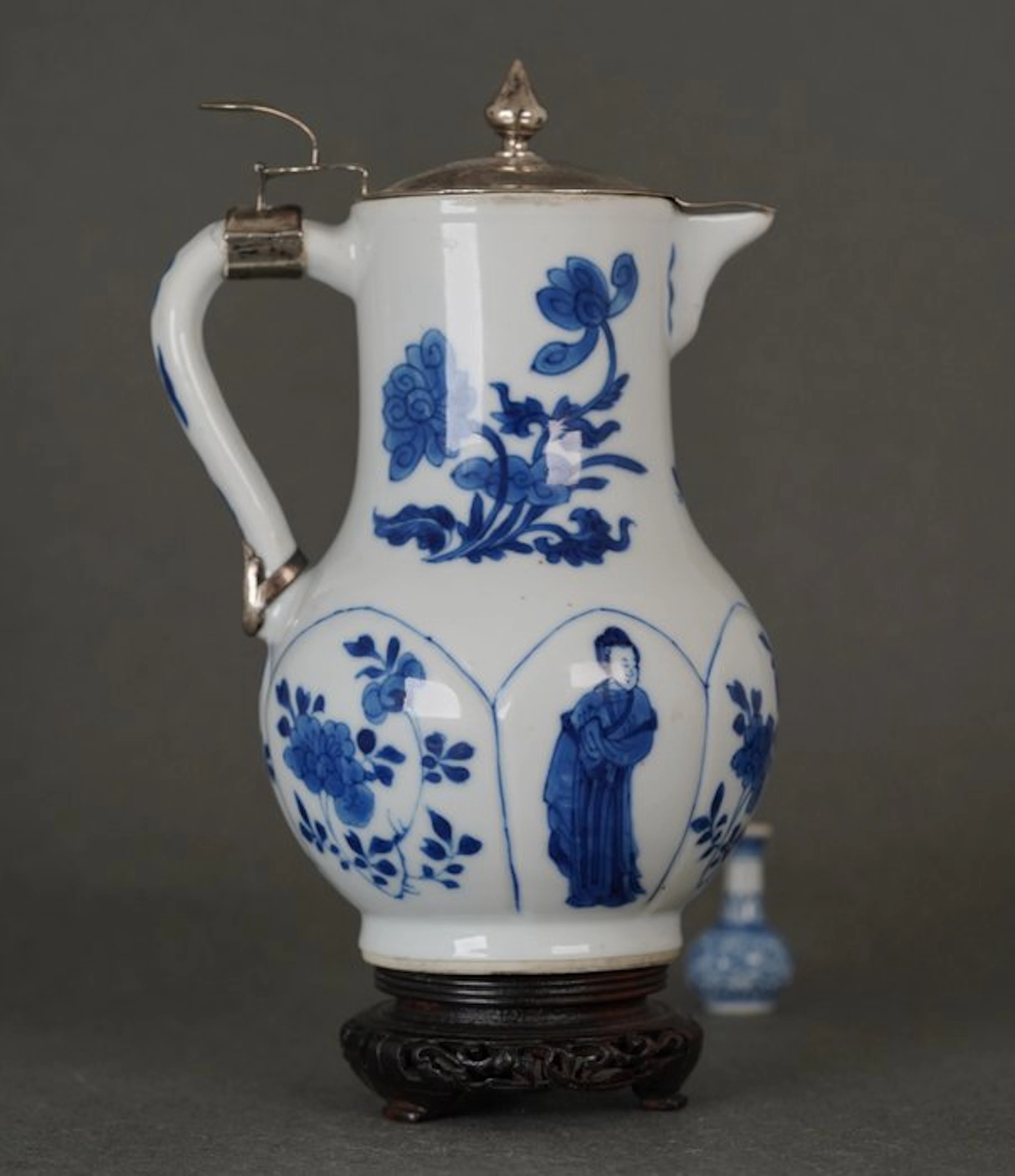 Kangxi (1662-1722) - Ewer - Large - Two Standing Formal Ladies - Insects