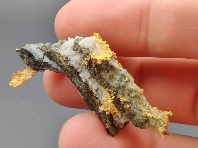 Marvelous Australian gold specimen on matrix Crystals on...