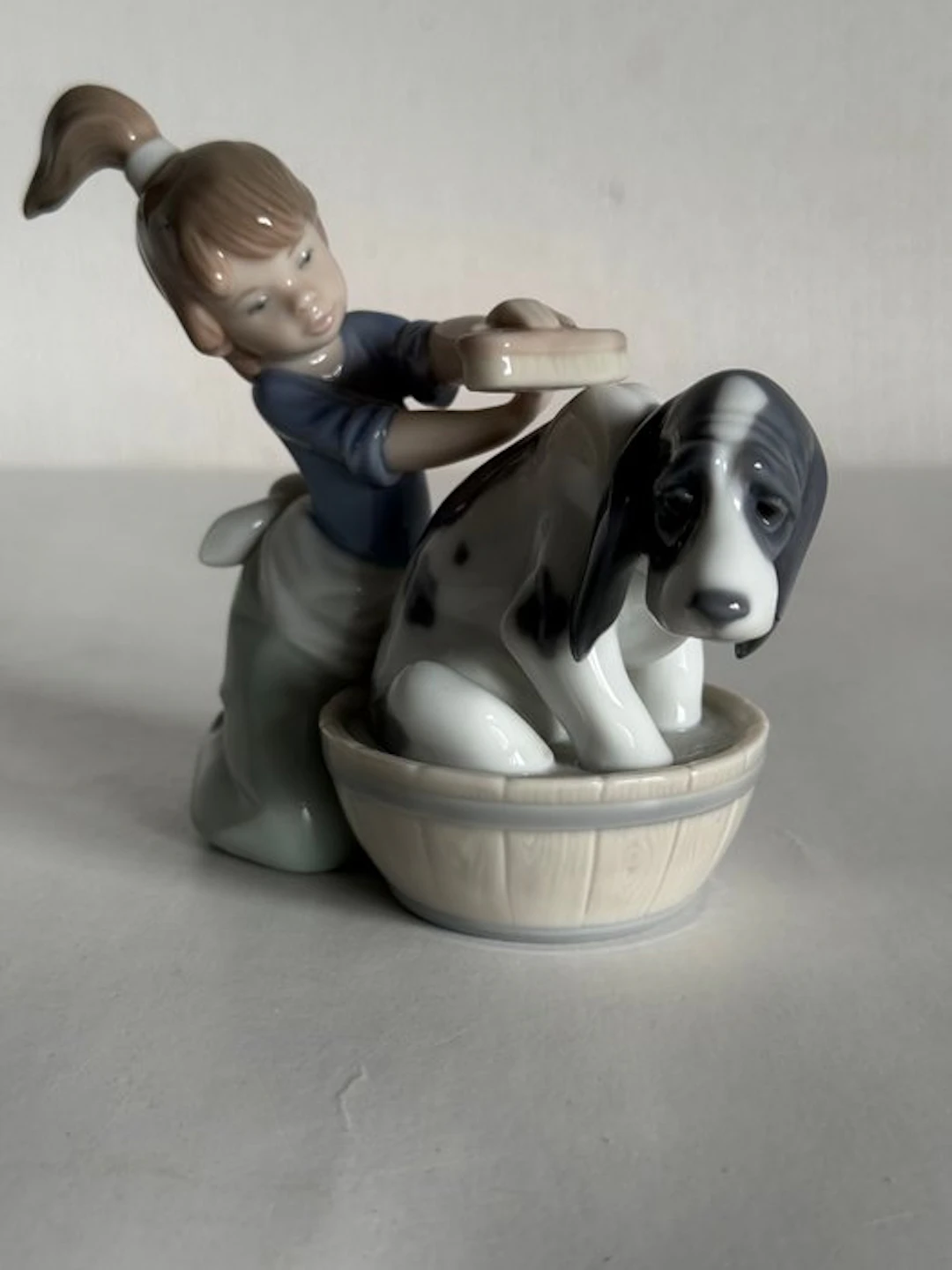 Figurine - Bashful Bather - Lavando al Perro - Porcelain