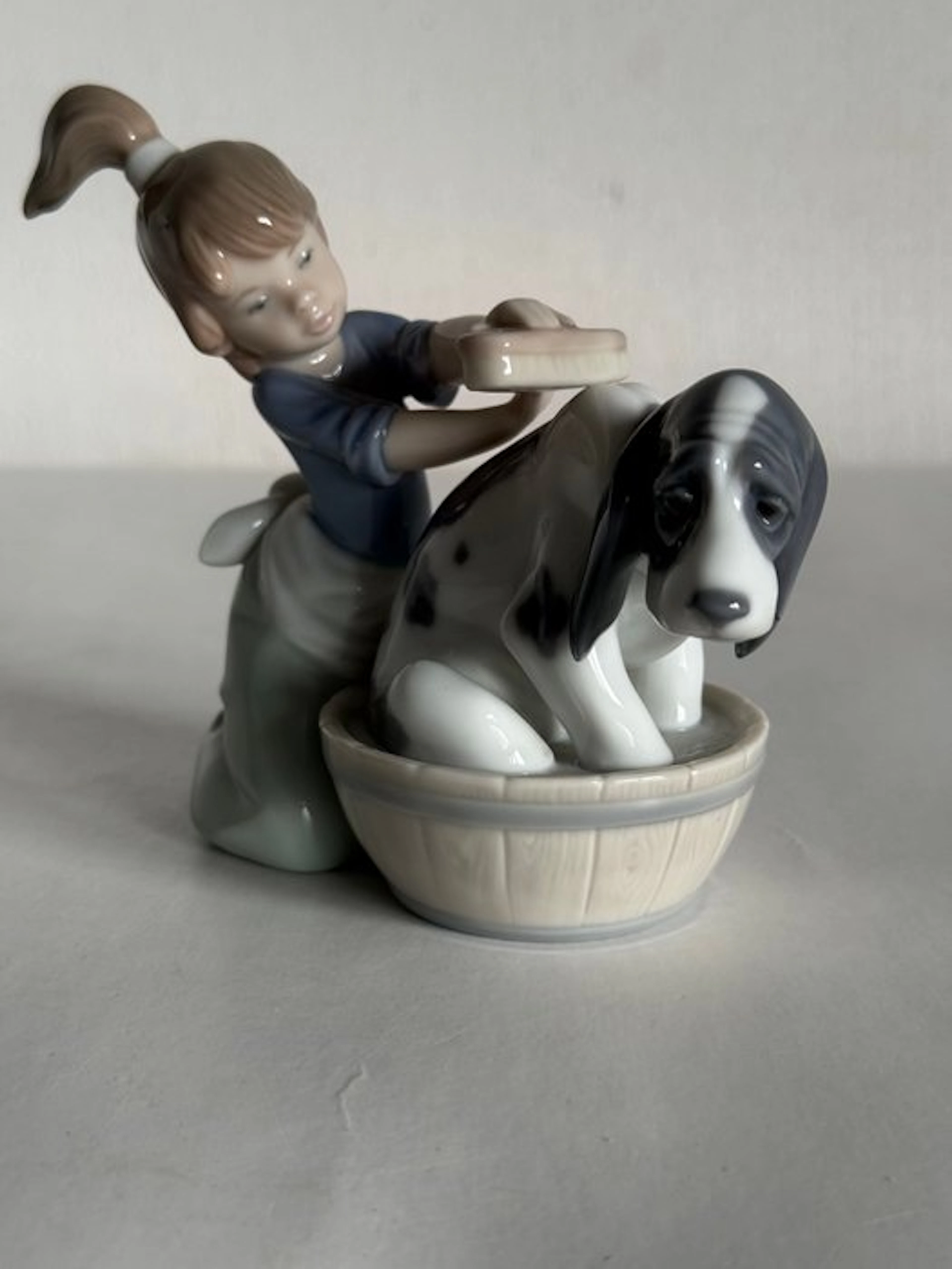 Figurine - Bashful Bather - Lavando al Perro - Porcelain