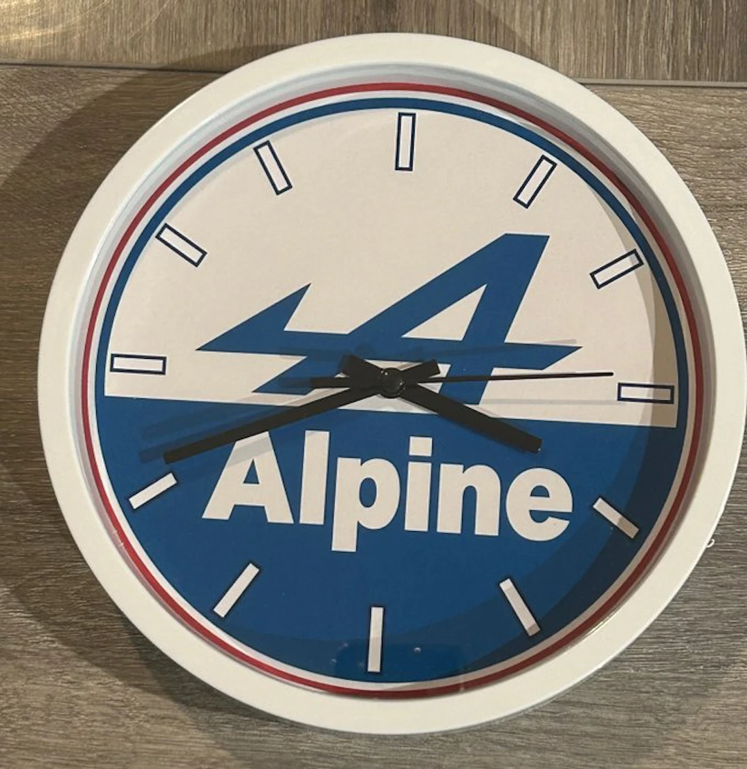 Clock - Alpine - Logo Alpine type rétro - 2026