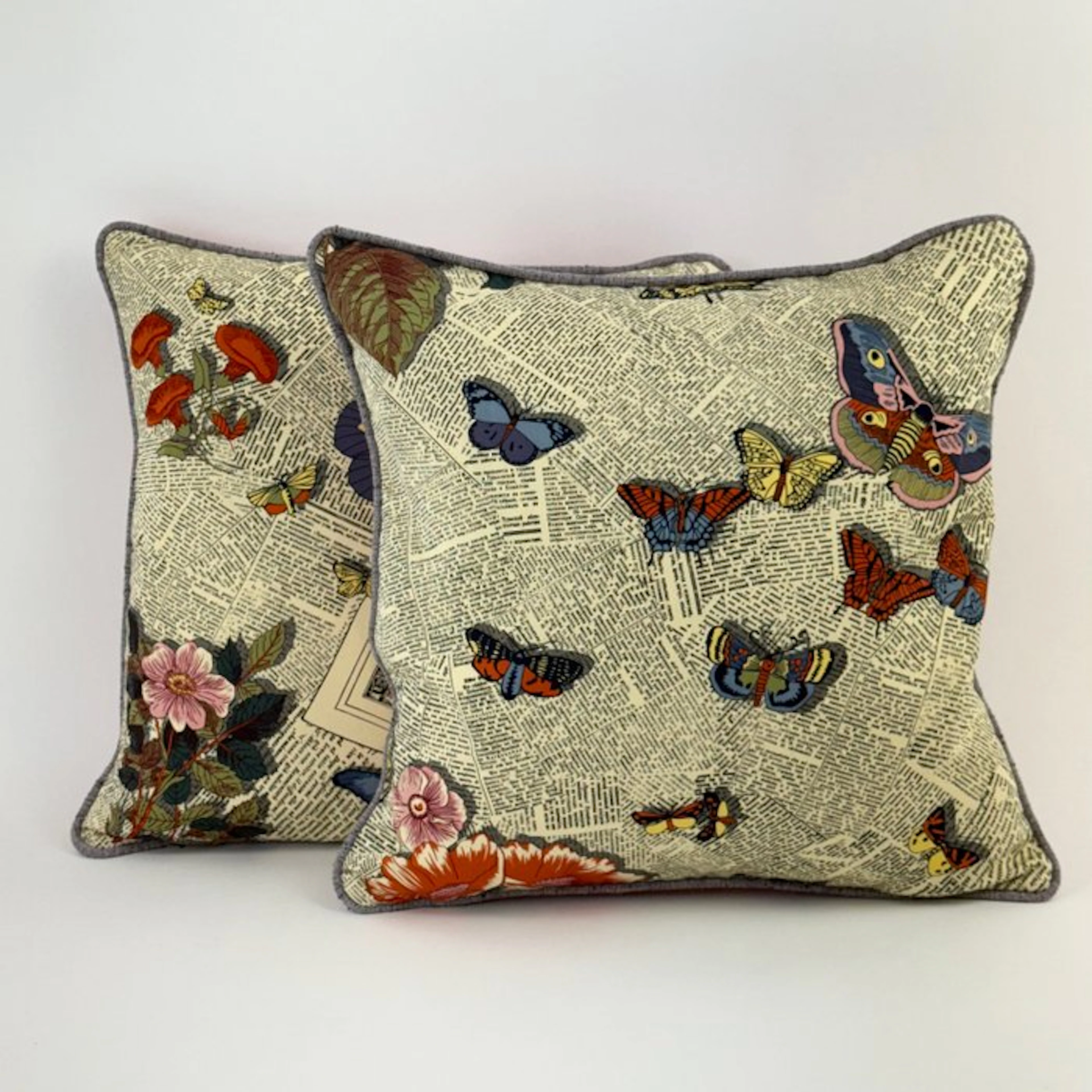 Fornasetti "Ultime notizie" - Cushion (2)