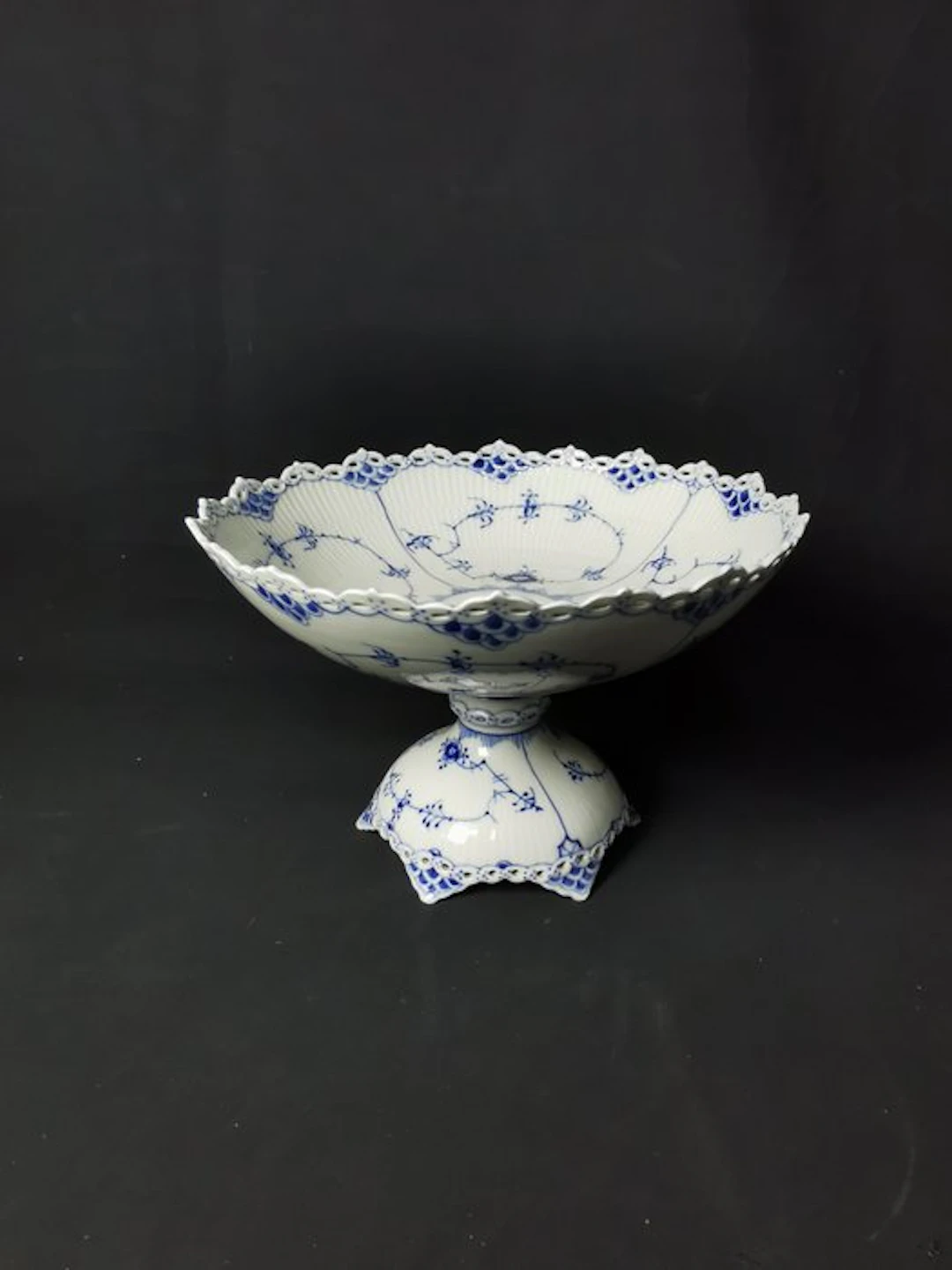 Royal Copenhagen 1022 - Blue Fluted Full Lace - Alzata H