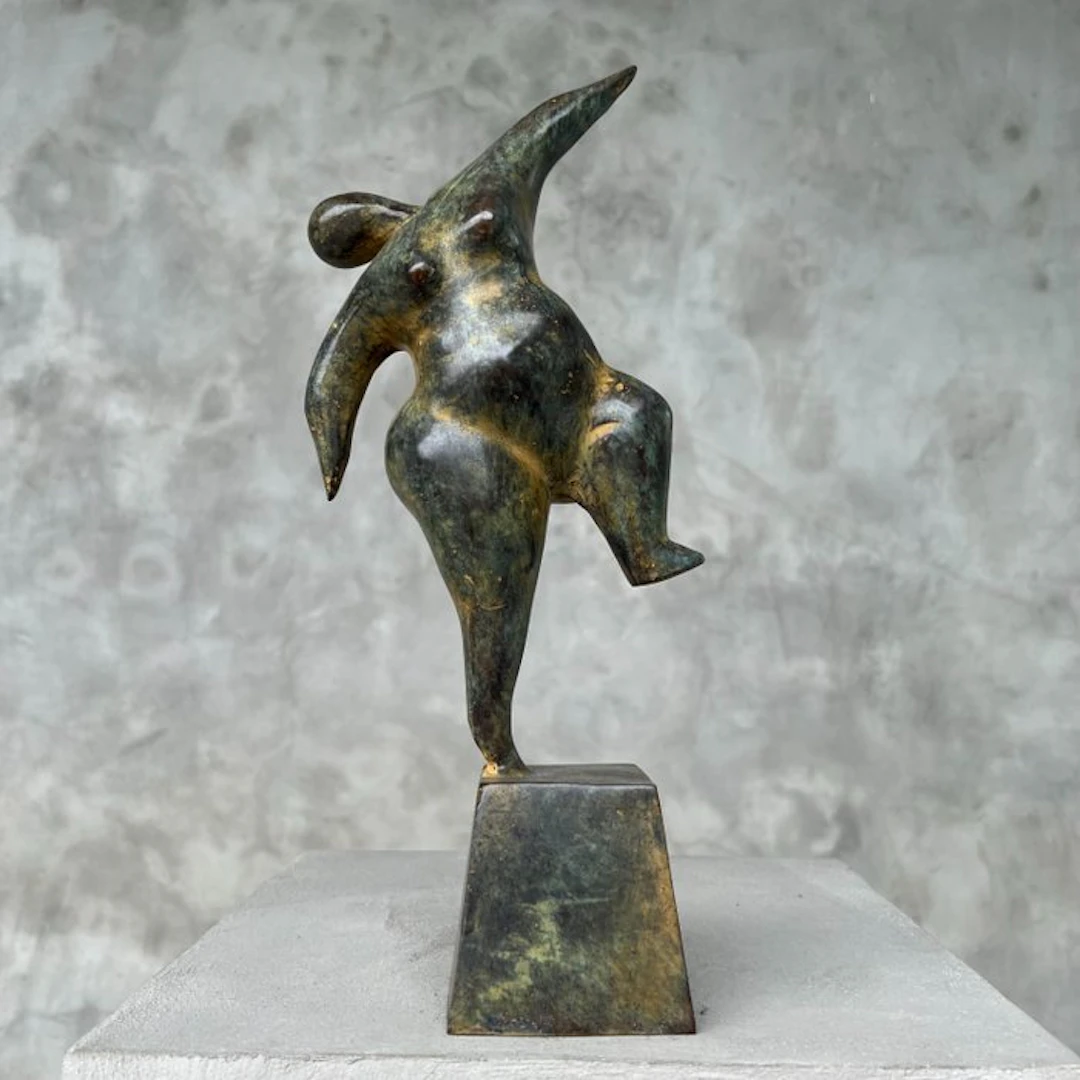 Statue, NO RESERVE PRICE - Voluptuous Balancing Lady...